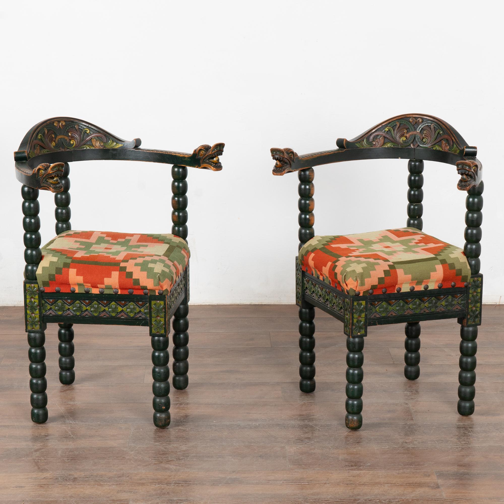 Artisanat Ensemble de bancs et de deux fauteuils sculptés de Norvège, vers 1880-1900 en vente