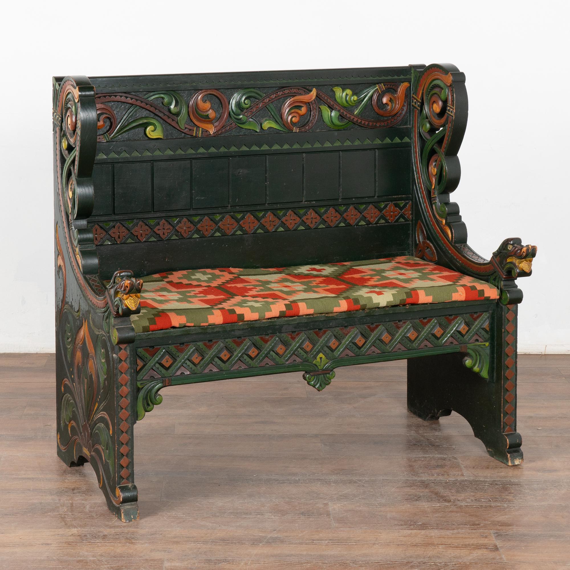Norvégien Ensemble de bancs et de deux fauteuils sculptés de Norvège, vers 1880-1900 en vente