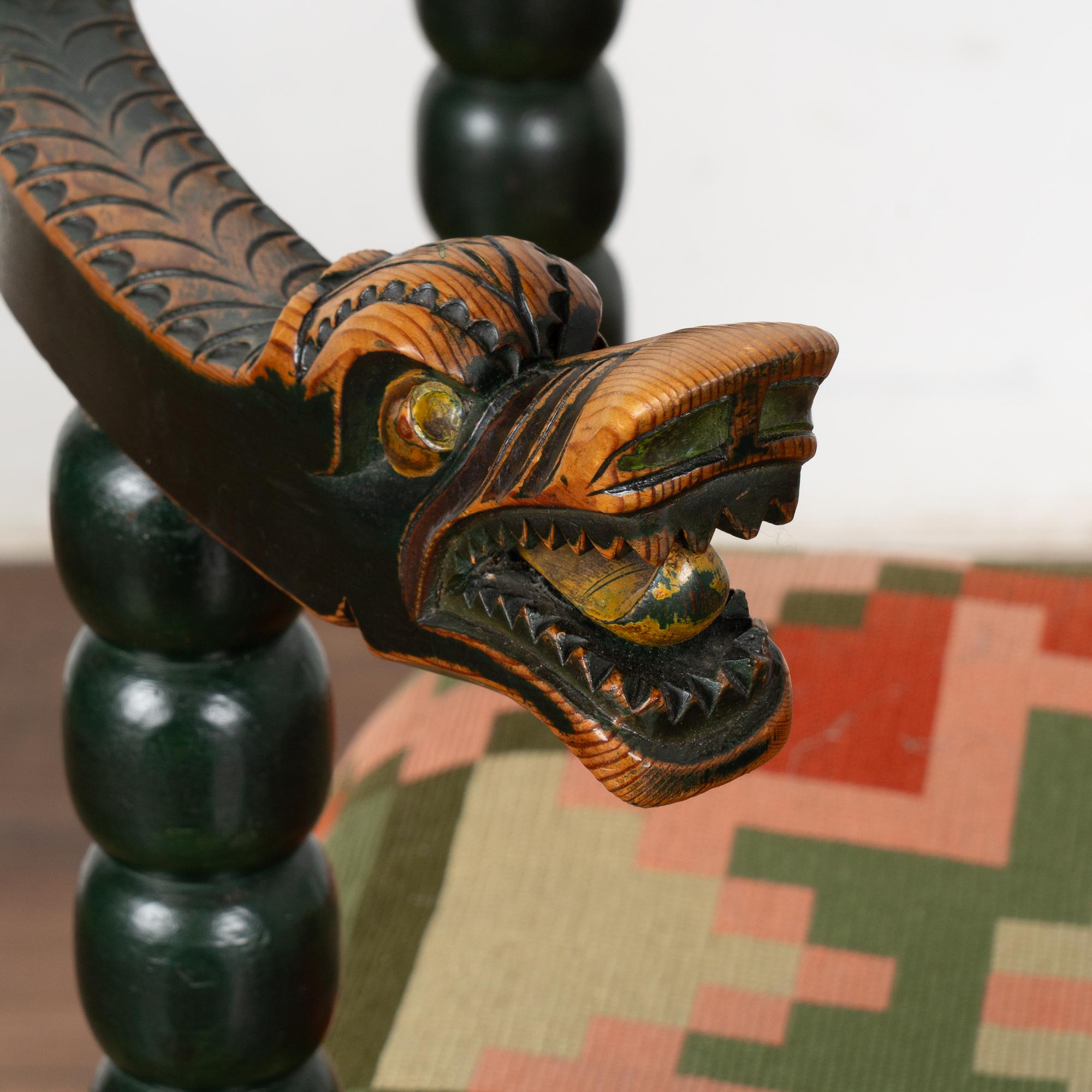 Tissu d'ameublement Ensemble de bancs et de deux fauteuils sculptés de Norvège, vers 1880-1900 en vente