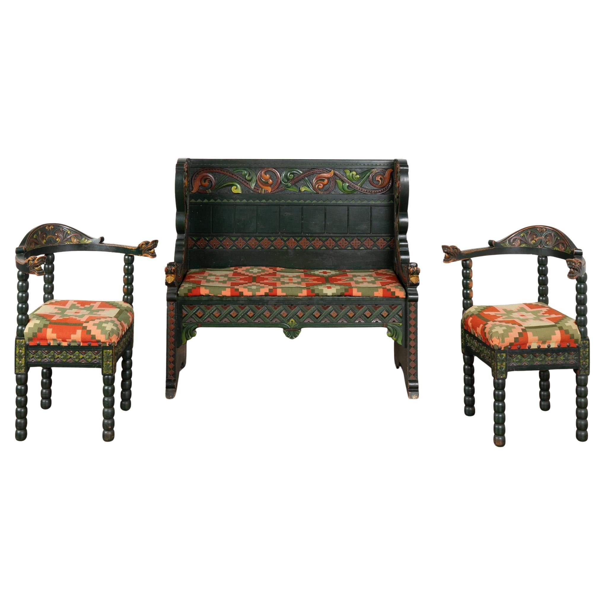 Ensemble de bancs et de deux fauteuils sculptés de Norvège, vers 1880-1900 en vente