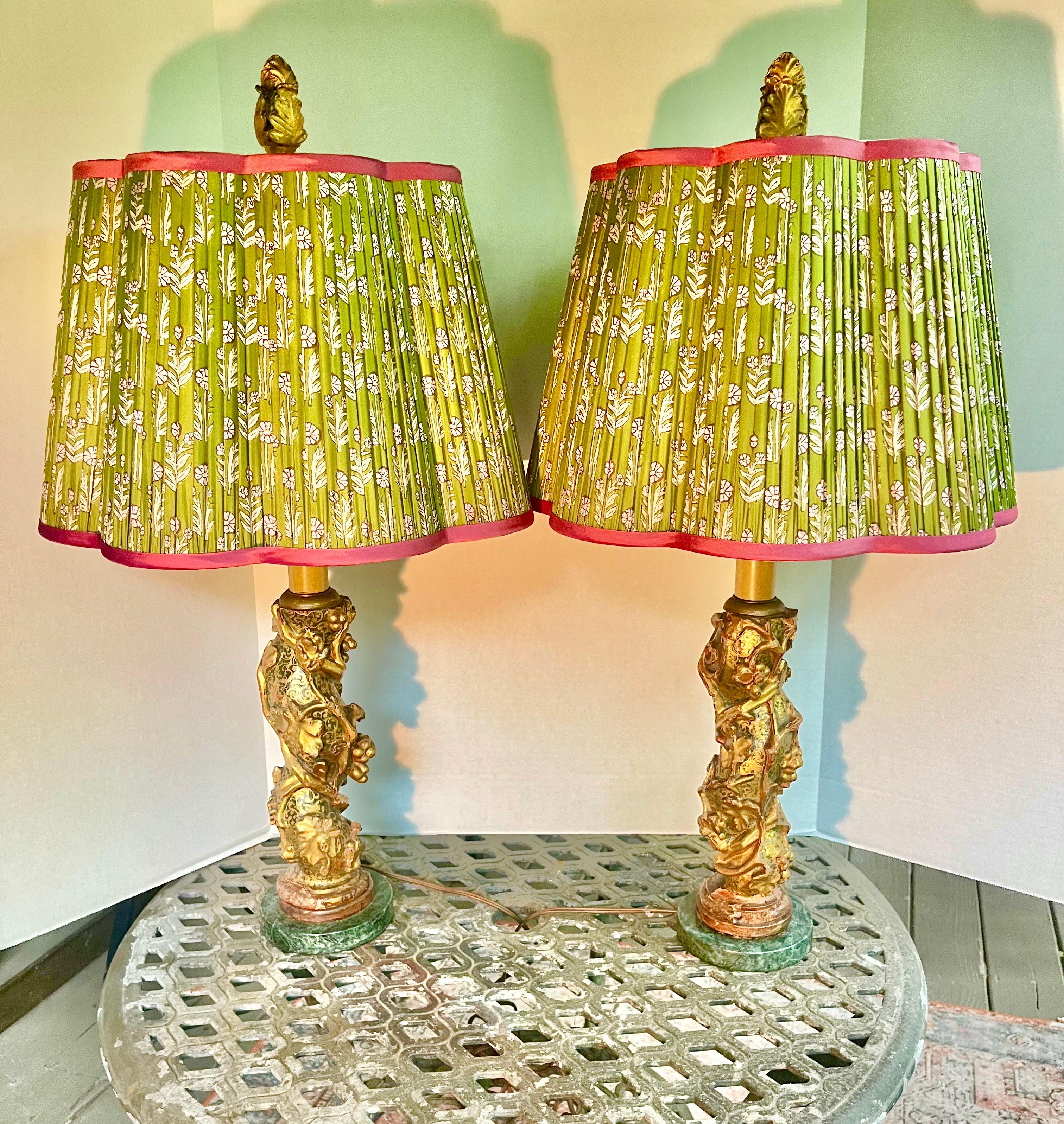 Coppia di A. Solomon in stile veneziano, difficile da trovare.  vernice formata e balaustre in legno dorato ora montate su basi di marmo e cablate come lampade. Le tonalità sono nuove e personalizzate in seta verde.  

Lampada vera e propria: 16,75