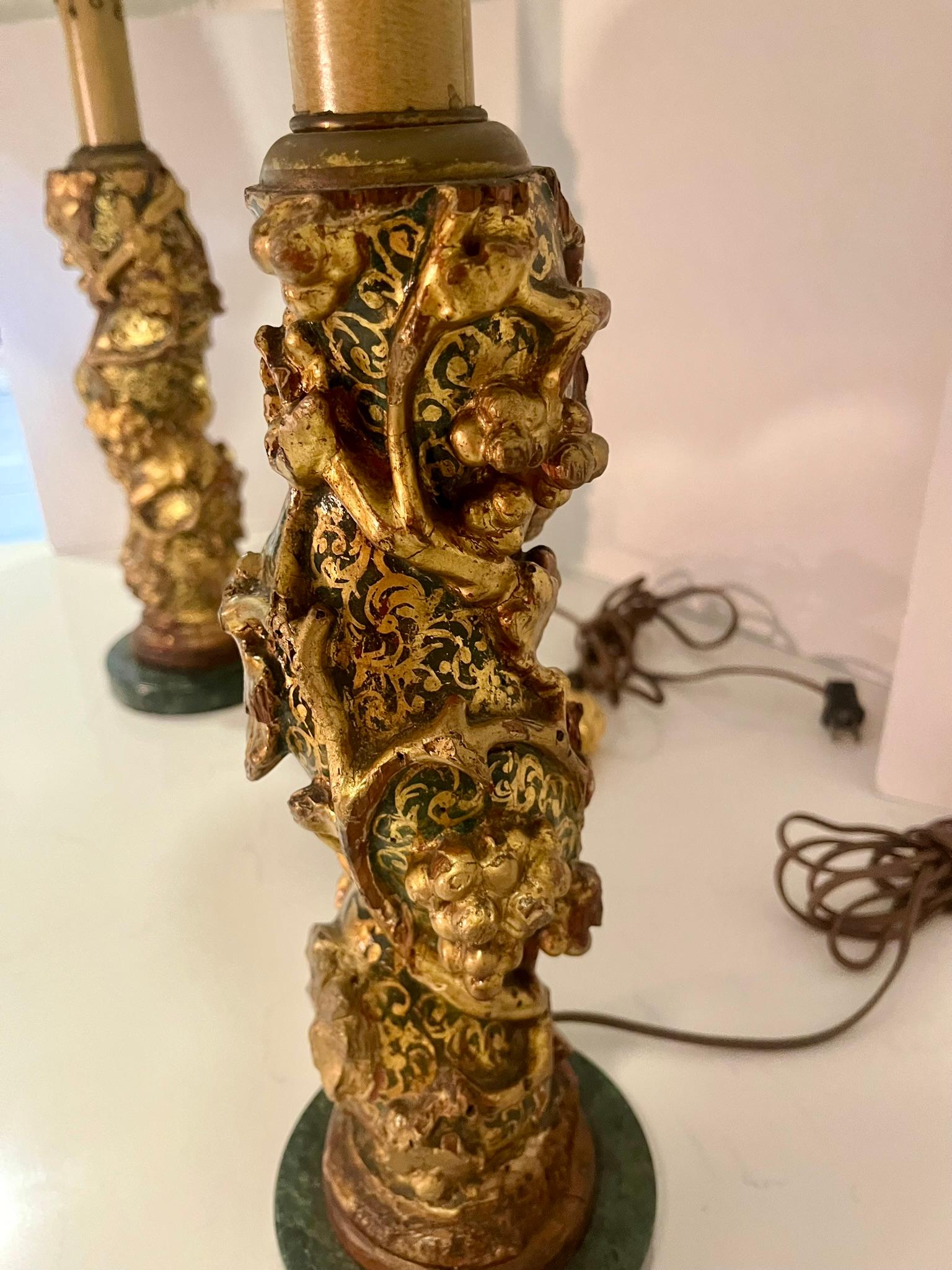 Set di balaustre italiane intagliate in legno dorato e policrome montate come lampade In condizioni deteriorate in vendita a Nashville, TN