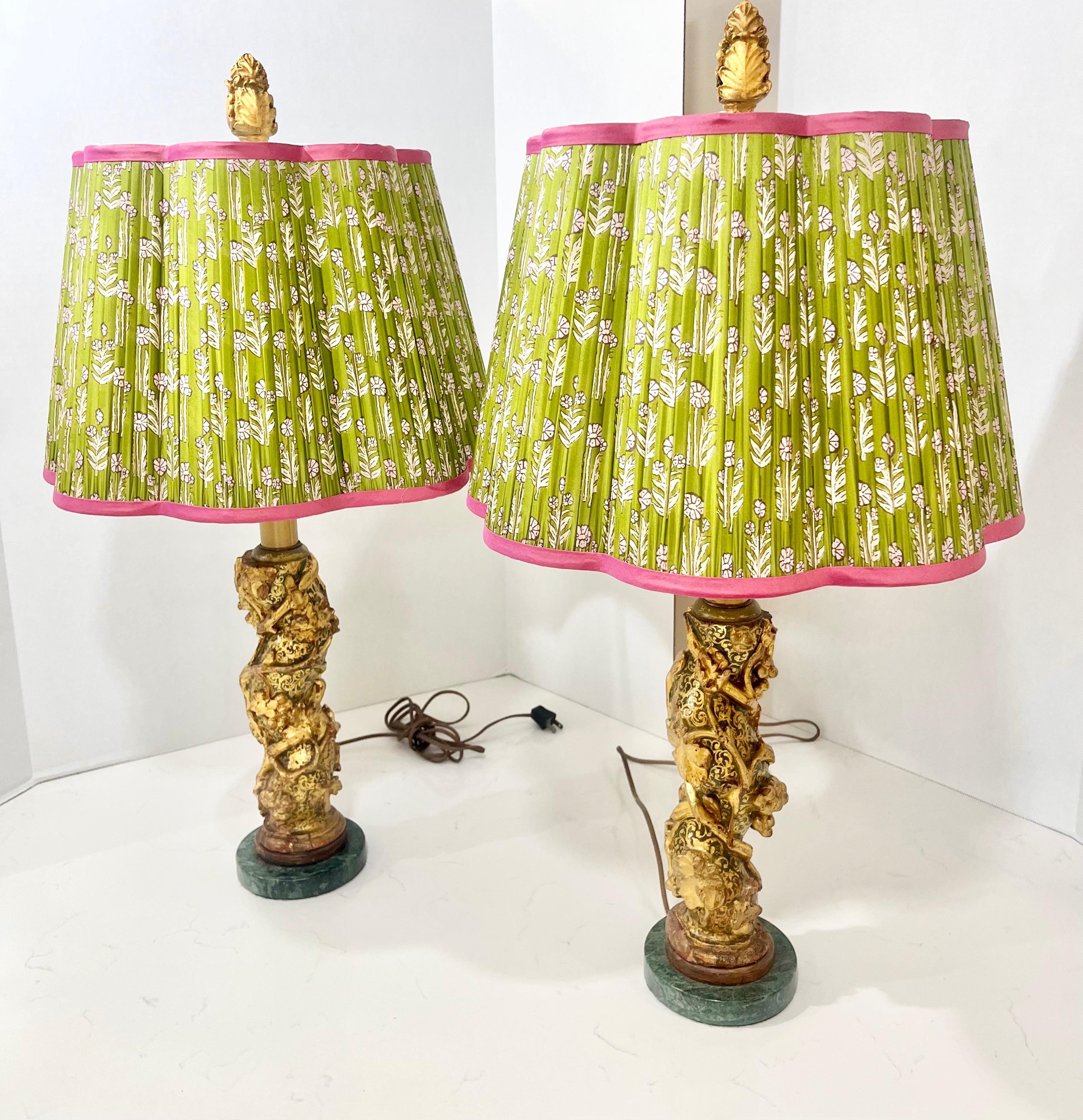 Legno dorato Set di balaustre italiane intagliate in legno dorato e policrome montate come lampade in vendita