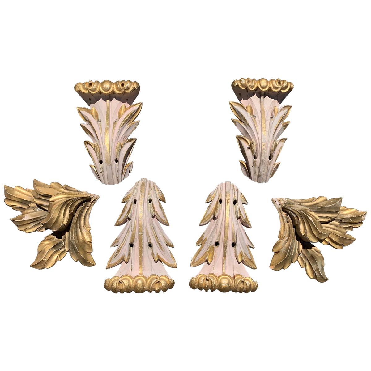 Ensemble d'appliques néoclassiques divisées en bois italien sculpté et doré en vente