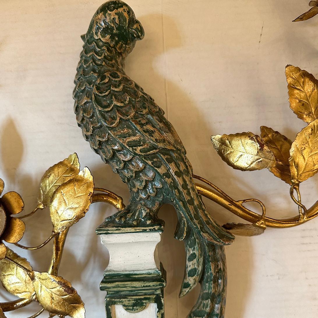 Set di lampade a pappagallo in legno intagliato, vendute a coppie in vendita 3