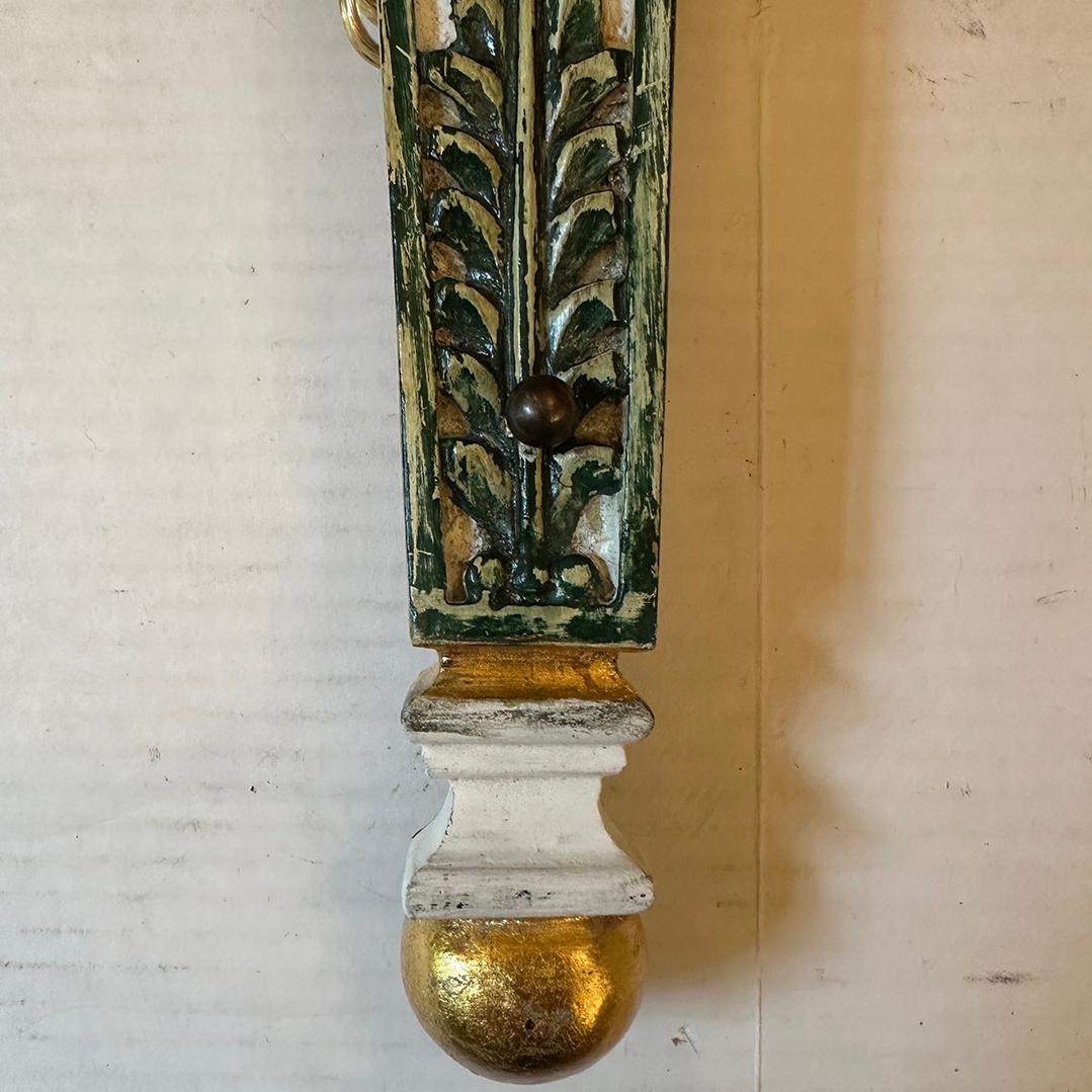 Set di lampade a pappagallo in legno intagliato, vendute a coppie in vendita 5