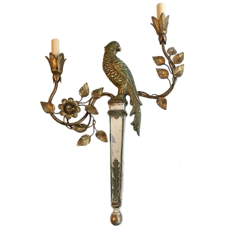 Sculpté à la main Ensemble d'appliques en bois sculpté représentant un perroquet, vendues par paires en vente
