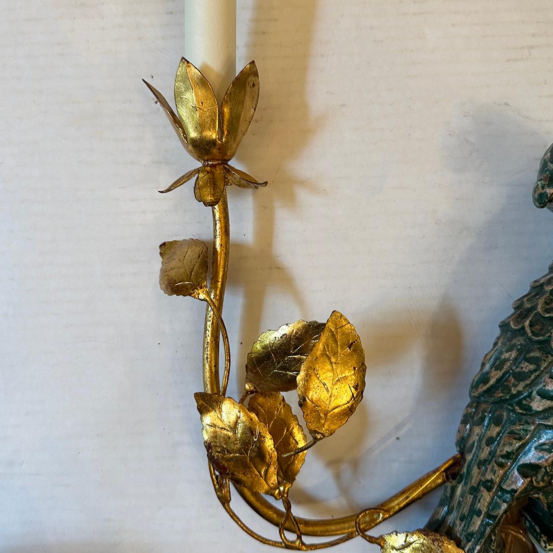 Set di lampade a pappagallo in legno intagliato, vendute a coppie in vendita 1