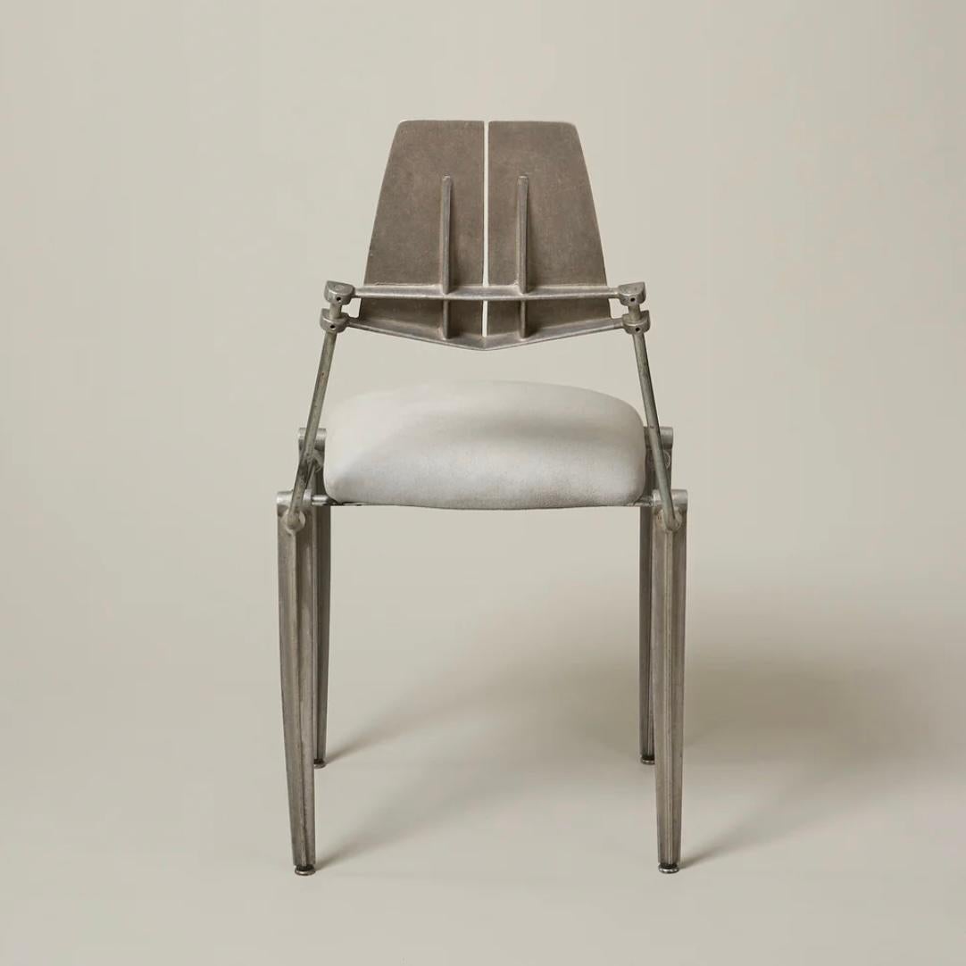 Connu pour son travail sur la fonte d'aluminium, le designer de Los Angeles Robert Jostens a mélangé l'élégance industrielle avec une simplicité épurée pour créer des sièges d'un confort unique. Ensemble de 8 chaises