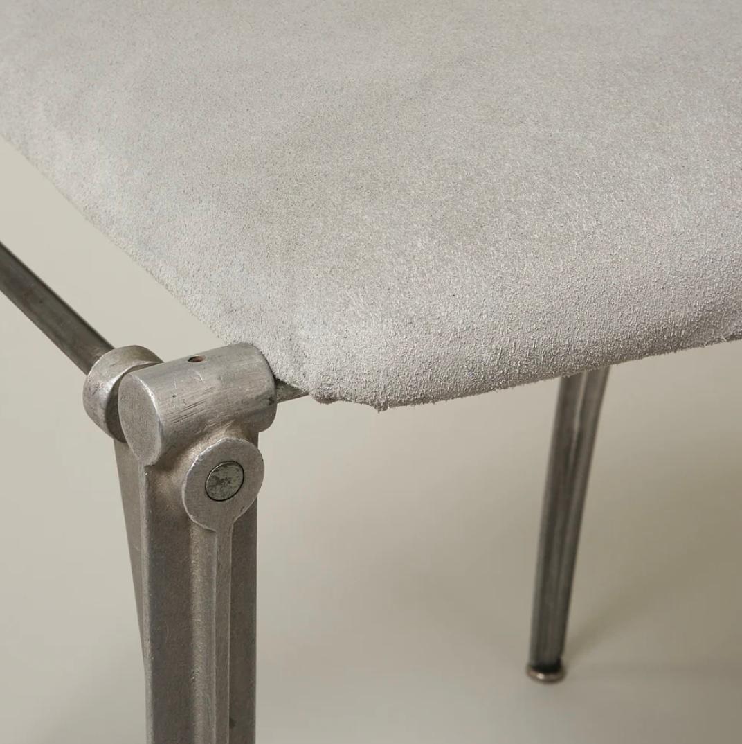 Ensemble de chaises de salle à manger en aluminium moulé Bon état - En vente à Culver City, CA
