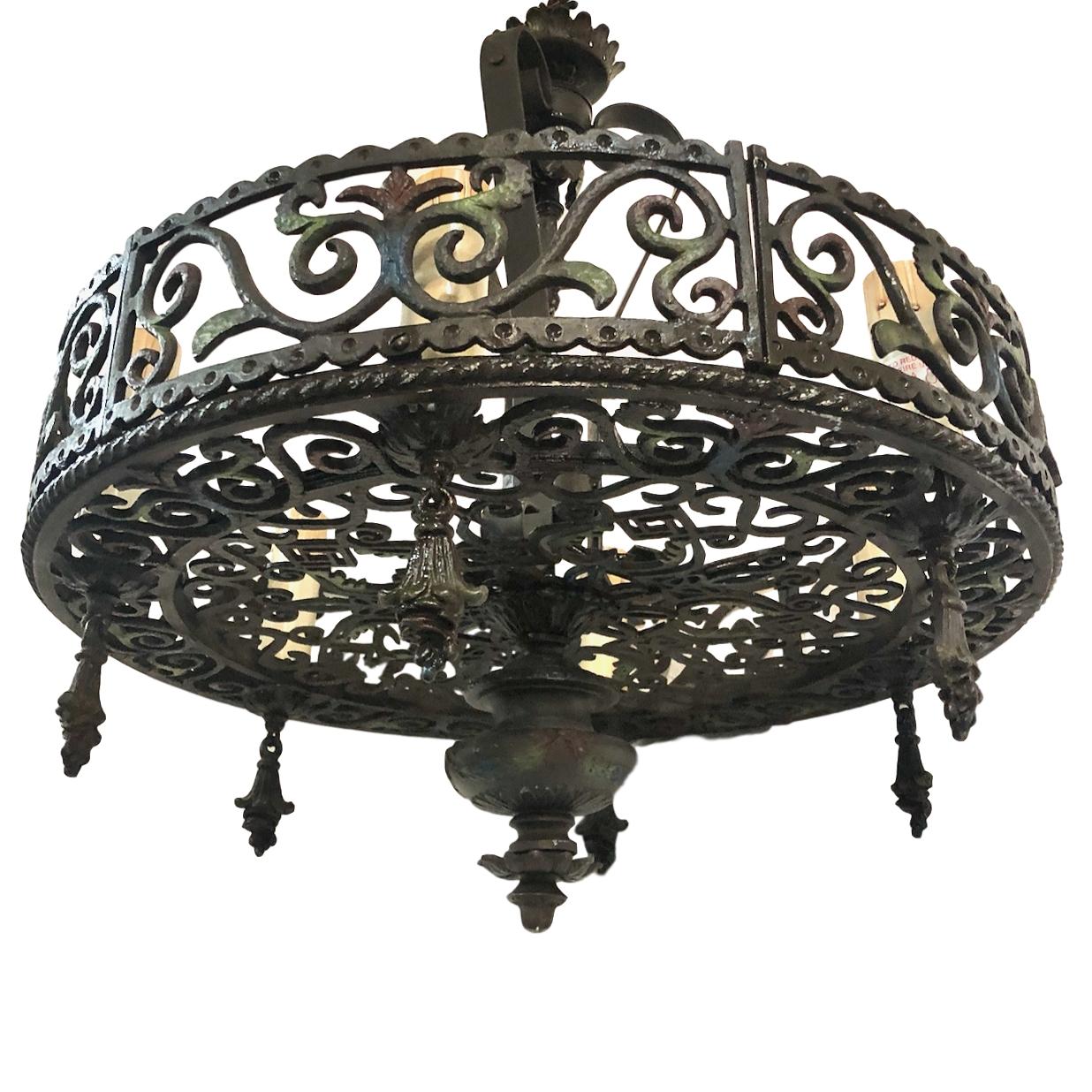 Set di otto lampadari italiani in ghisa del 1920 circa con motivo a fogliame e sei luci interne ciascuno. Venduto singolarmente.

Misure:
Diametro 20