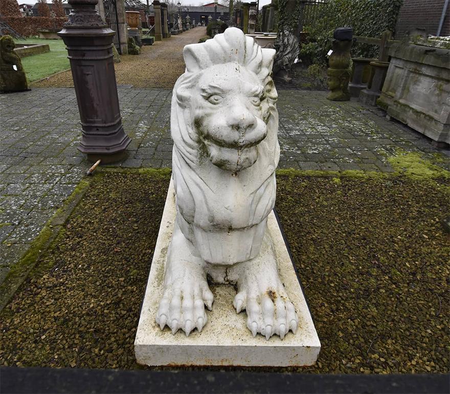 Statuenset aus gusseisernen Löwen aus dem 19. Jahrhundert.
Er stammt aus einem Herrenhaus in der Nähe von Brüssel, Belgien.