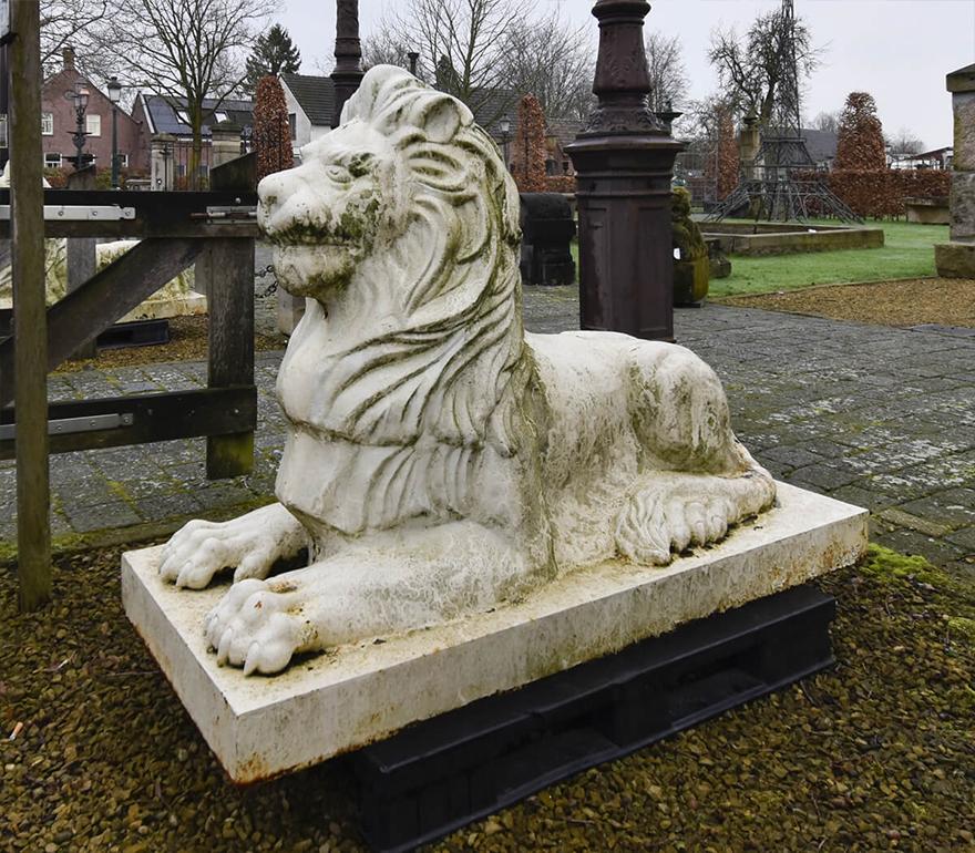 Cast Set of cast iron lions 19th Century For Sale