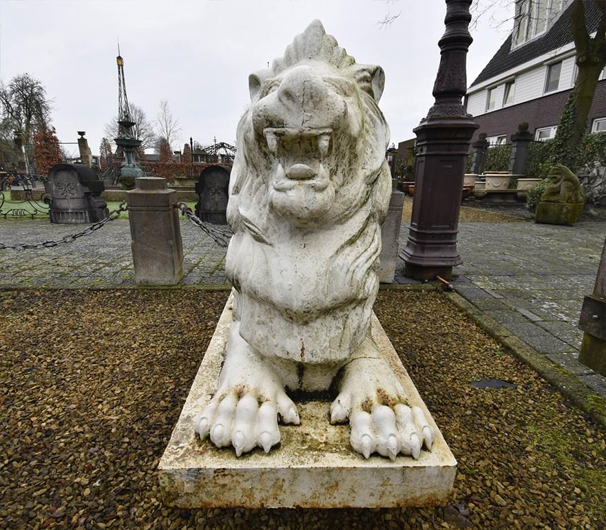 Set von gusseisernen Löwen aus dem 19. Jahrhundert im Zustand „Relativ gut“ im Angebot in Udenhout, NL