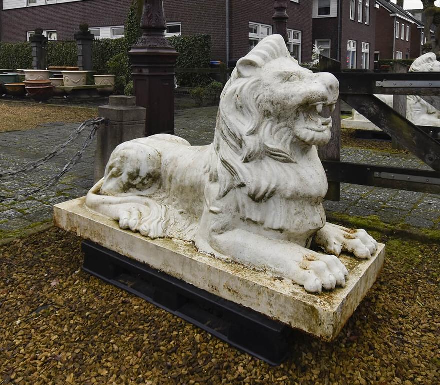 Mid-19th Century Set of cast iron lions 19th Century For Sale