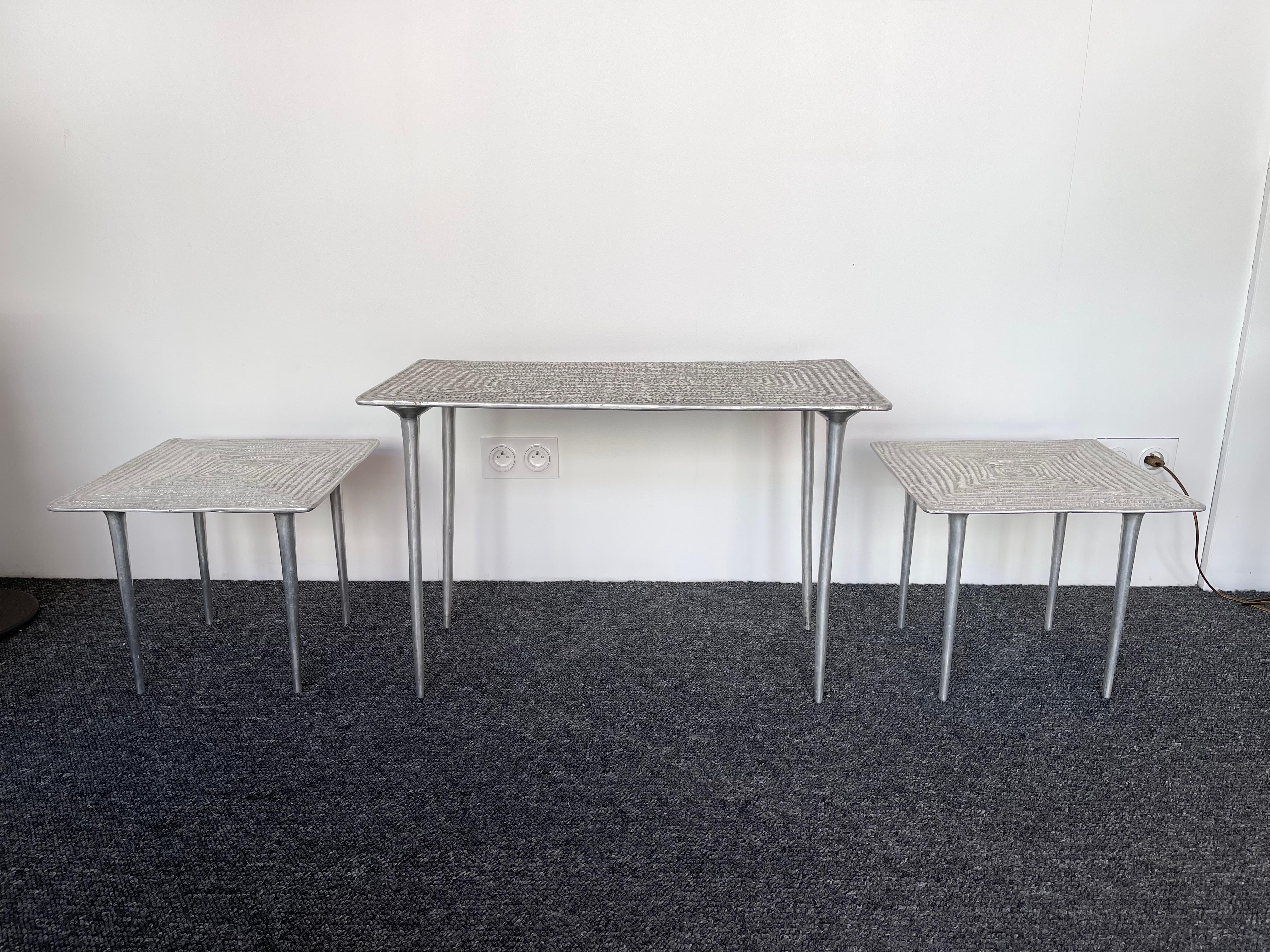 Juego de mesas de cóctel bajas de diseño italiano Brutalista de fusión metálica de aluminio fundido texturizado. En el ambiente de Lorenzo Burchiellaro, Maria Pergay moderno de mediados de siglo, Franck Evenou, Antonio Cagianelli, Hubert le Gall