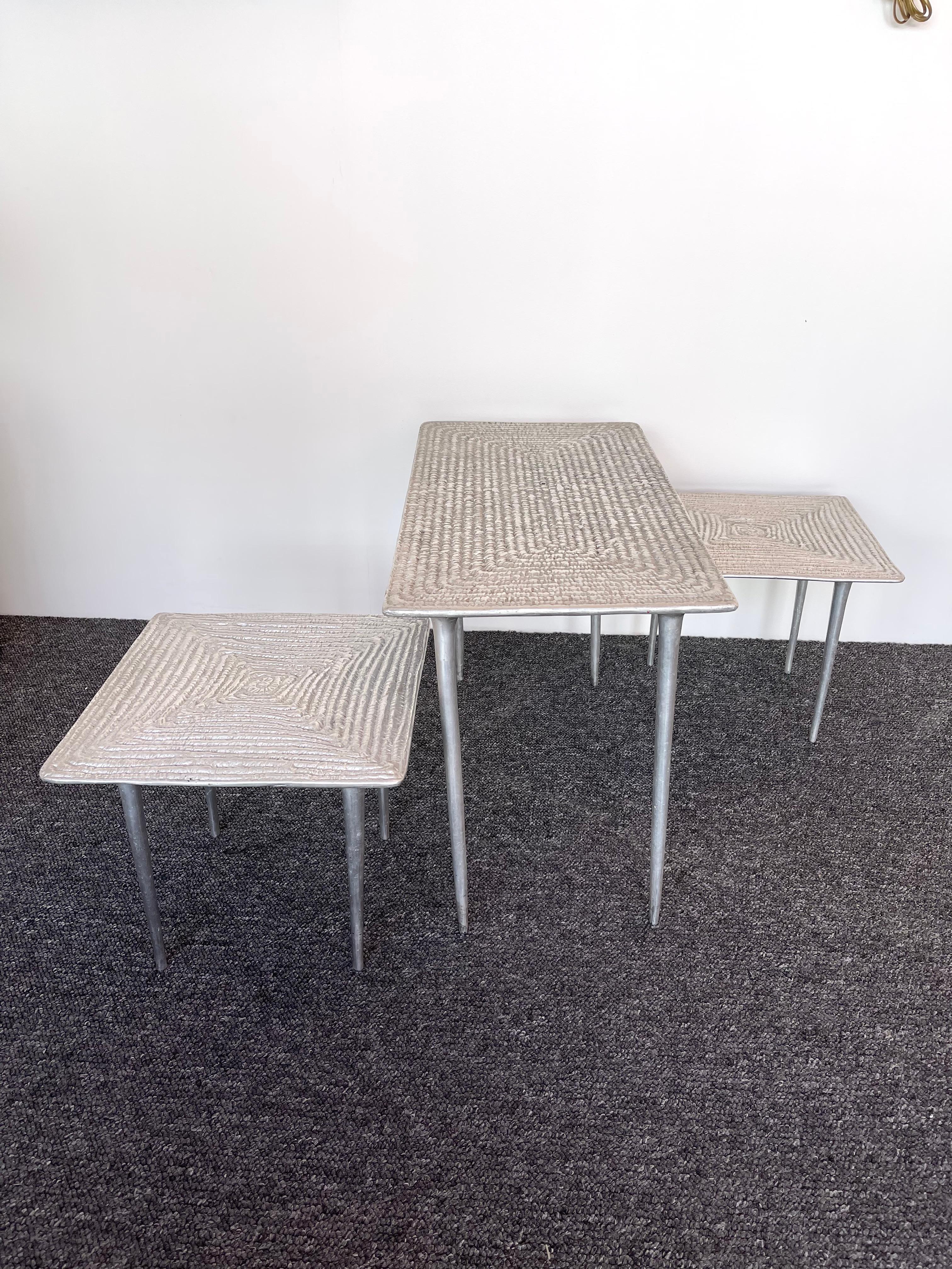Ensemble de 3 tables basses d'appoint en métal moulé, Italie, années 1990 Bon état - En vente à SAINT-OUEN, FR