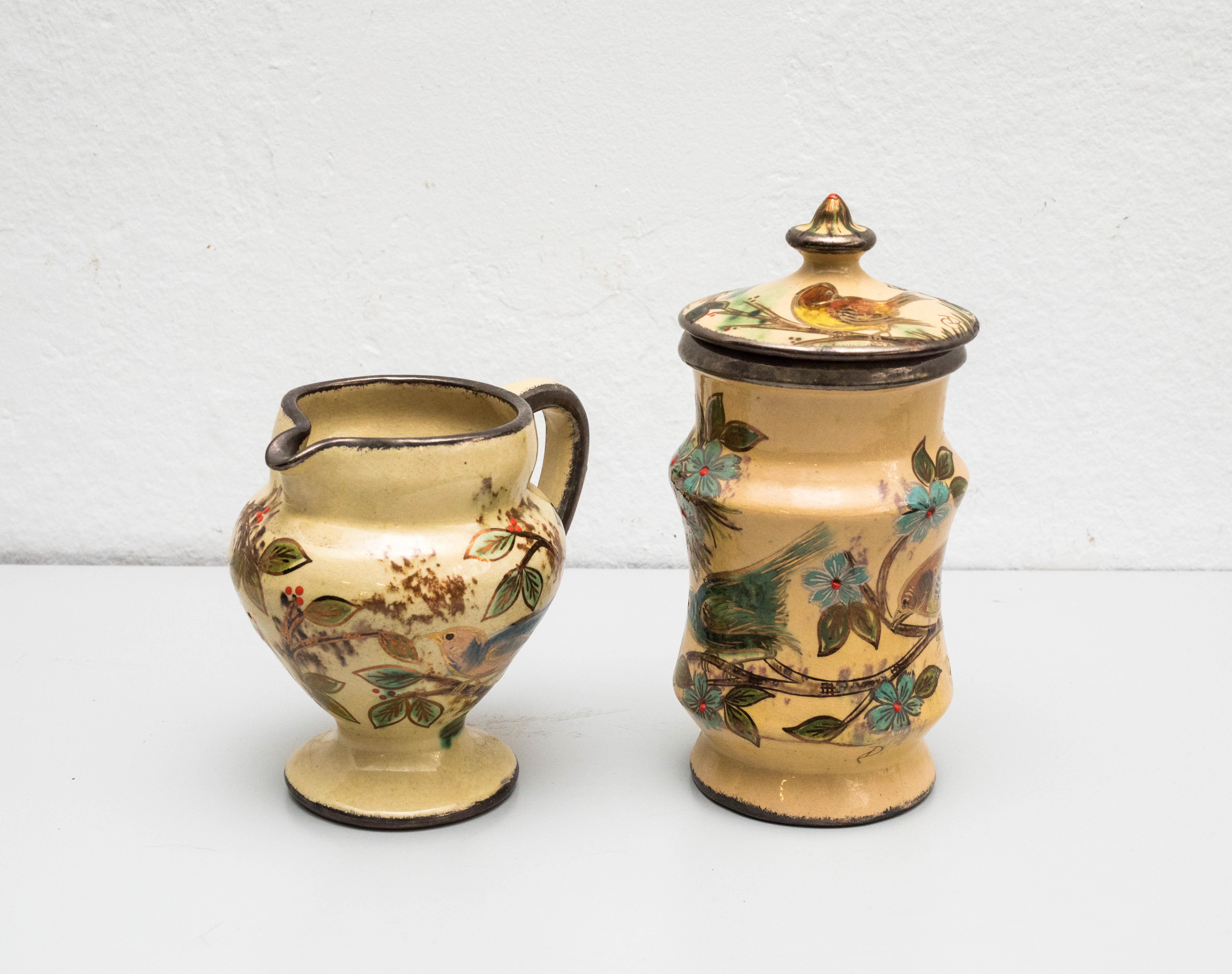 Ensemble de vases en céramique peints à la main par l'artiste catalan Diaz Costa, vers 1960.
Fabriqué en Espagne.
Signé.

En état original, avec une usure mineure correspondant à l'âge et à l'utilisation, préservant une belle patine.

Dimensions
H