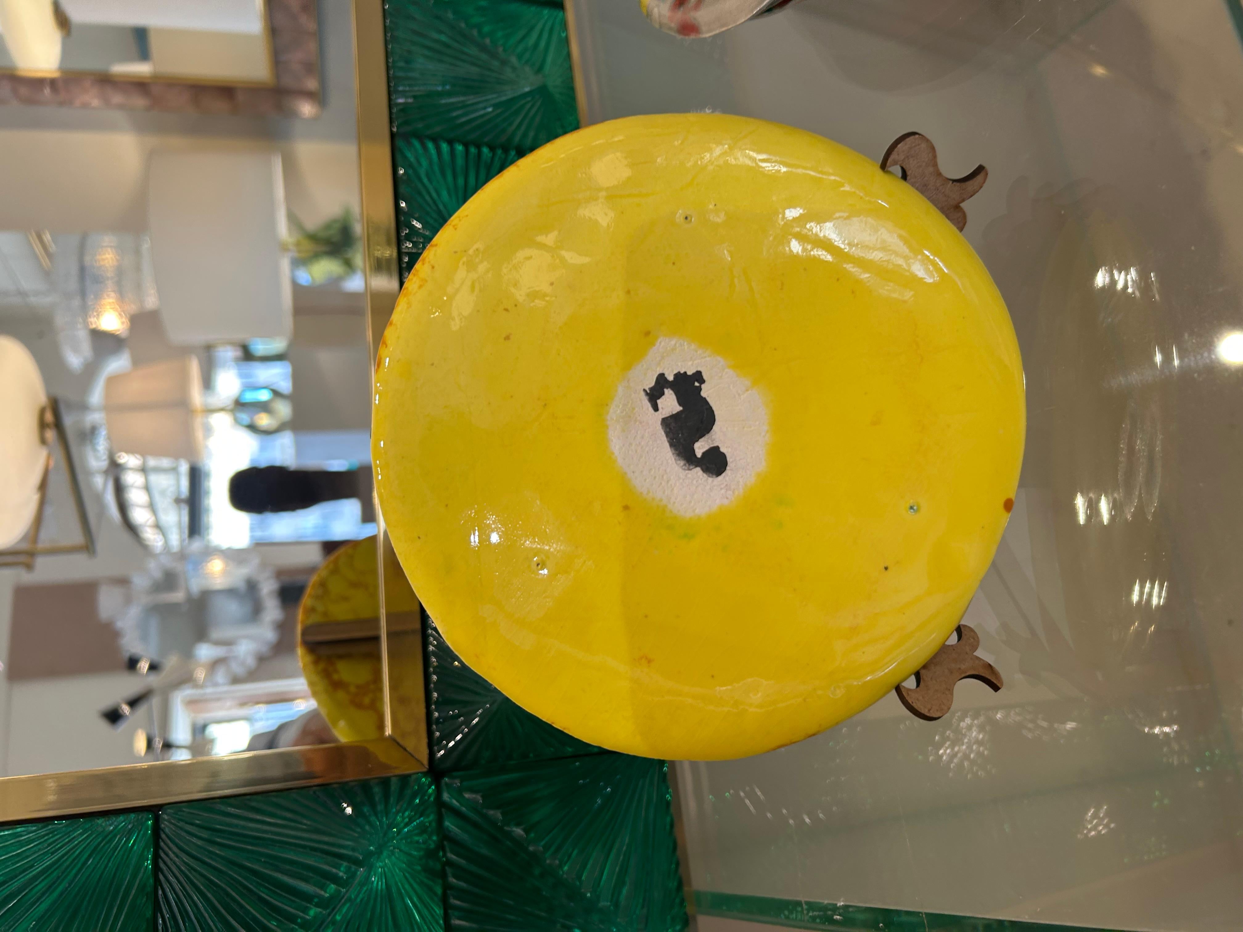 Peint à la main Ensemble d'assiettes en céramique, pièces uniques, 20e siècle en vente