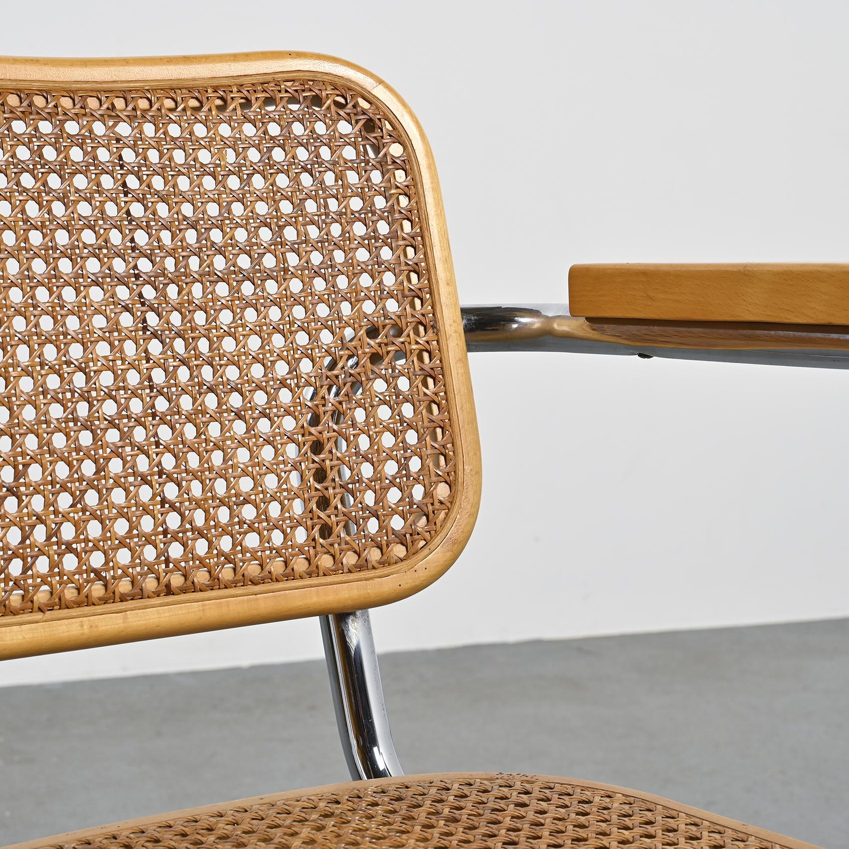 Satz von 3 S64 Brückensesseln und einem S32 Freischwinger, auch bekannt als Cesca. Diese minimalistischen und funktionalen Modelle wurden 1929 von Marcel Breuer entworfen und sind ein Beispiel für seine Pionierarbeit mit gebogenen Stahlrohren