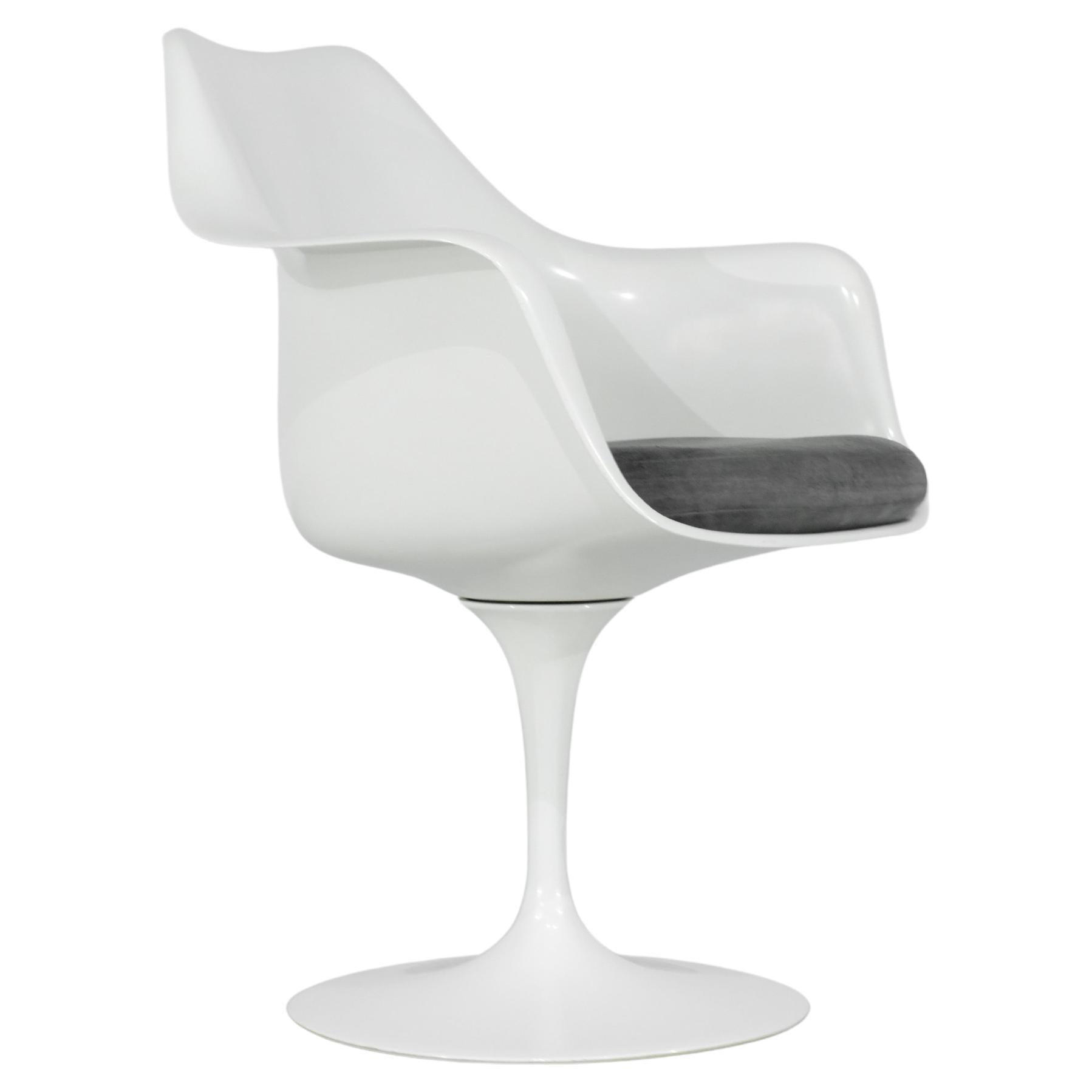 What materials did Eero Saarinen use for his pedestal chairs?