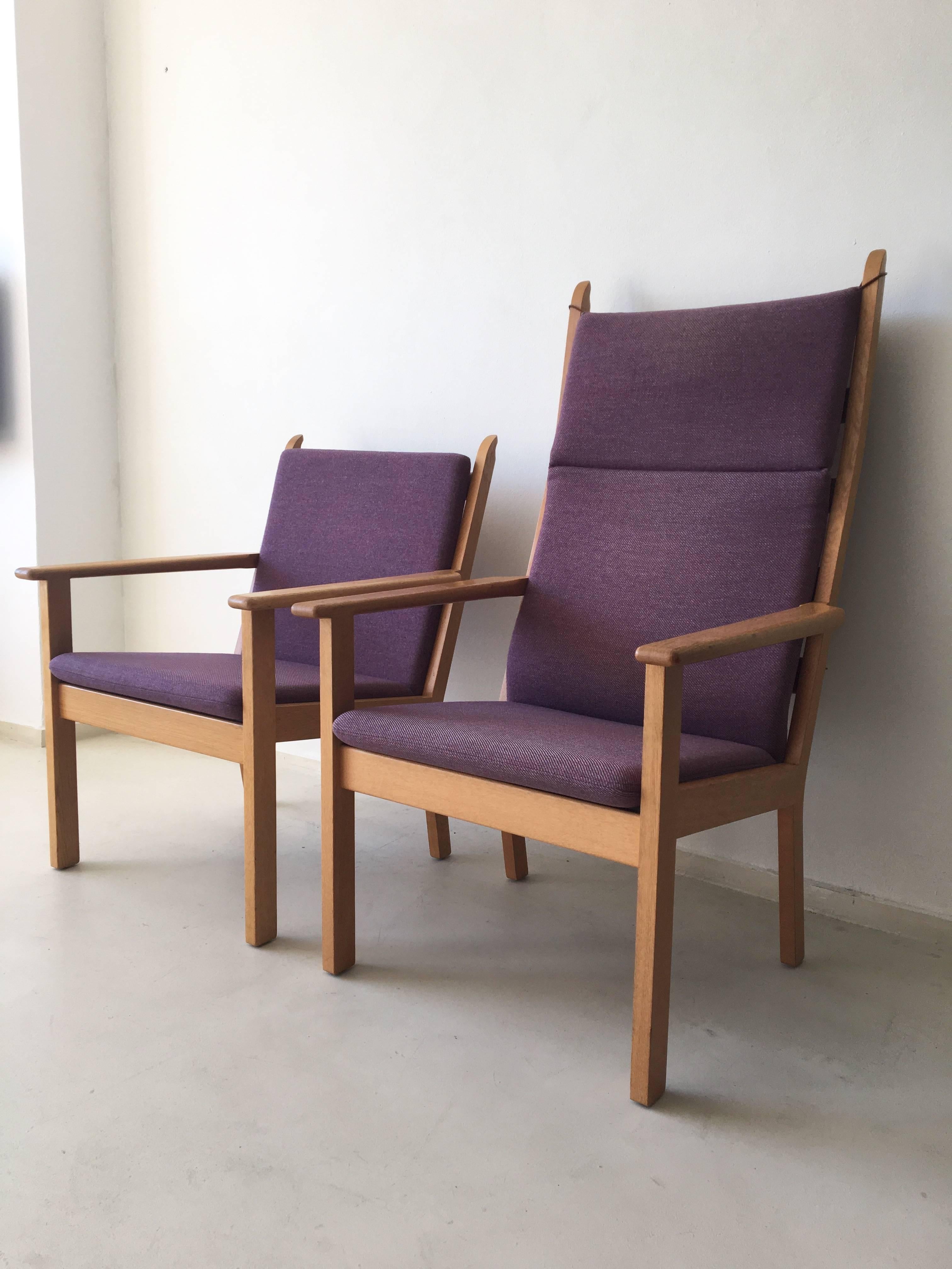 Rare set of chairs, consisting of an easy and a lounge chair, designed by Hans Wegner for GETAMA in 1984. They were produced, circa 1990s.

This set features a beautiful upholstery in pink/purple wool and a wonderful frame in oak.
The chairs are
