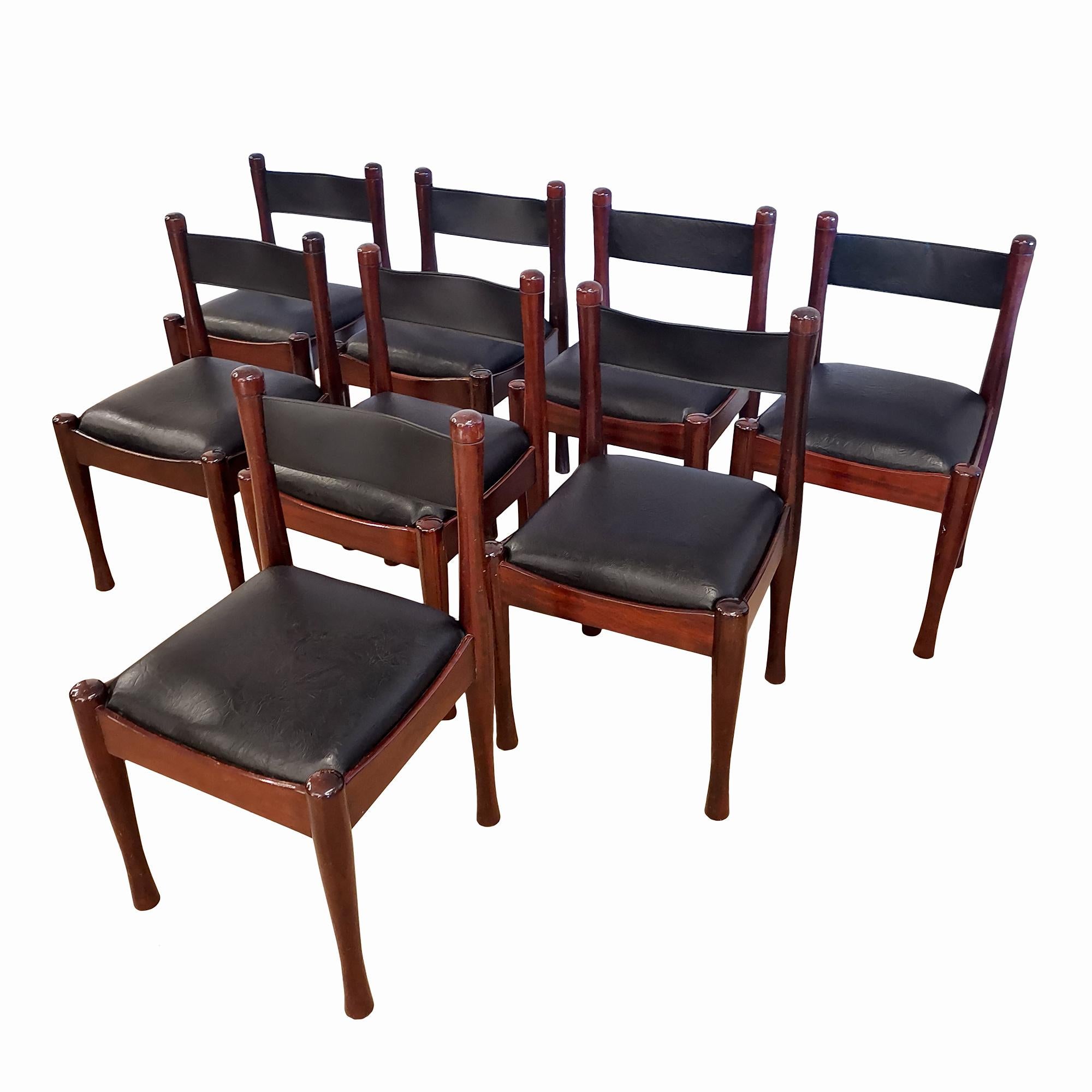 Ensemble de huit chaises en acajou massif, assise et dossier en simili cuir. Très bonne qualité. Etat original.

Design/One : Silvio Coppola pour Bernini.

Italie, 1970.

