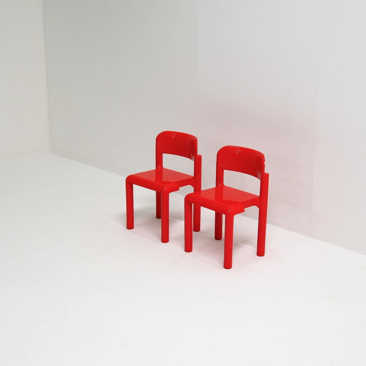 These bold red chairs, designed by Eero Aarnio for UPO, are a true reflection of the Plastic Fantastic era of the 1960s.

With their playful forms and glossy finish, they capture the spirit of innovation that defined that decade.

Aarnio’s use of