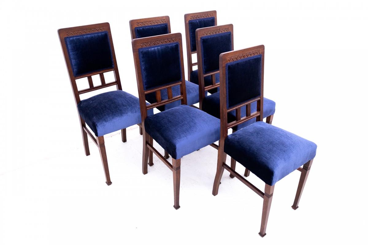 Sedie antiche degli anni '30, Polonia.

Mobili in ottime condizioni, dopo una ristrutturazione professionale. I sedili e gli schienali sono stati rivestiti con un nuovo tessuto.

Dimensioni: altezza 98 cm altezza seduta 50 cm larghezza 41 cm