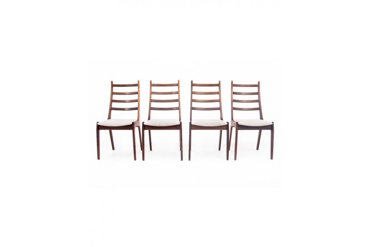 Ensemble de salle à manger composé de quatre chaises et d'une table, datant des années 1960. Meubles importés du Danemark.

Meubles en très bon état, après une rénovation professionnelle. Les sièges des chaises sont recouverts d'un nouveau