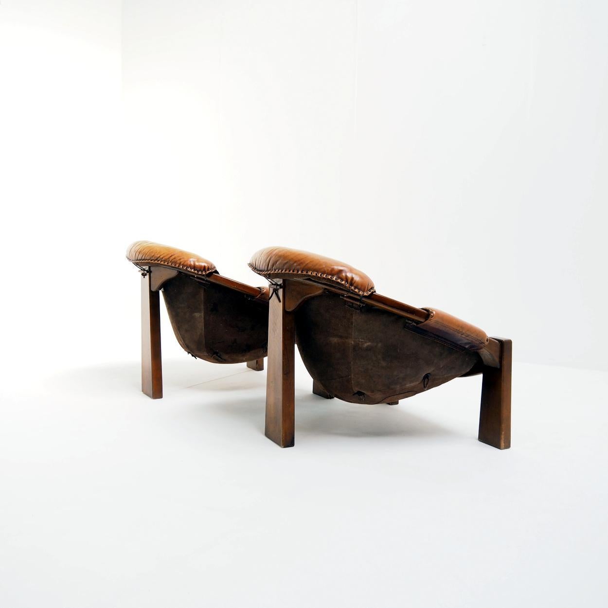 Beautiful set of chairs in the Brazilian brutalist style from the 1970s.

The chairs have beautiful patinated leather with signs of wear corresponding with age and use. They are made of thick goatskin leather, leather stitching and solid wood.

The