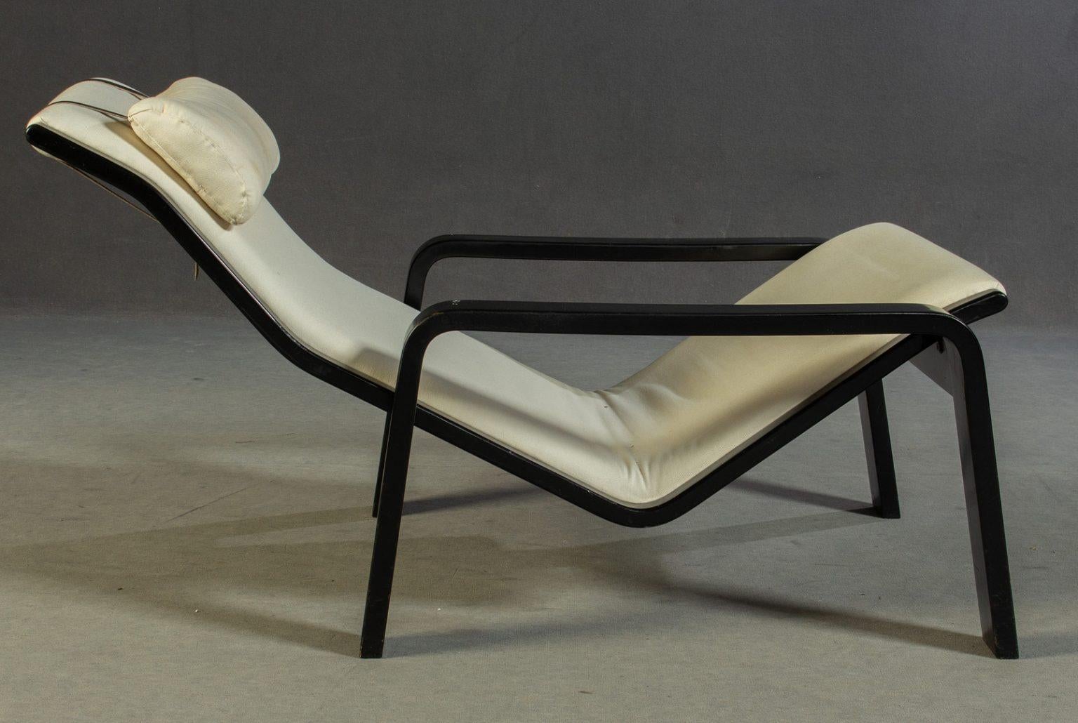 Mid-Century Modern Ensemble de chaises avec table d'appoint et repose-pieds du designer Ilmari Lappalainen en vente