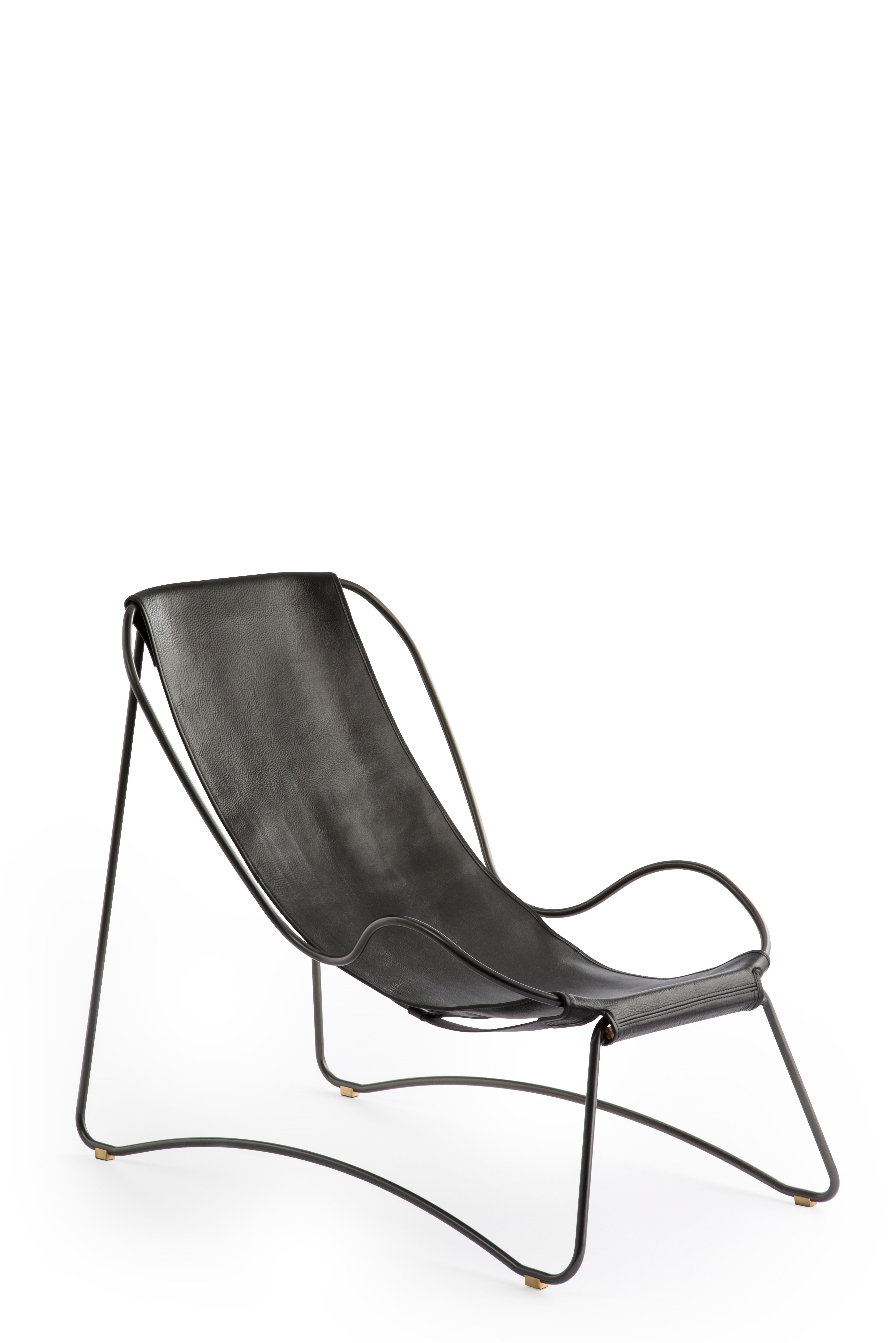 La chaise longue y otomana contemporáneas Hug están diseñadas y concebidas con una estética ligera, la ligera oscilación de la varilla de acero de 16 / 12 mm se complementa con la flexibilidad de la doble piel de 3,5 mm de grosor. Al sentarte en