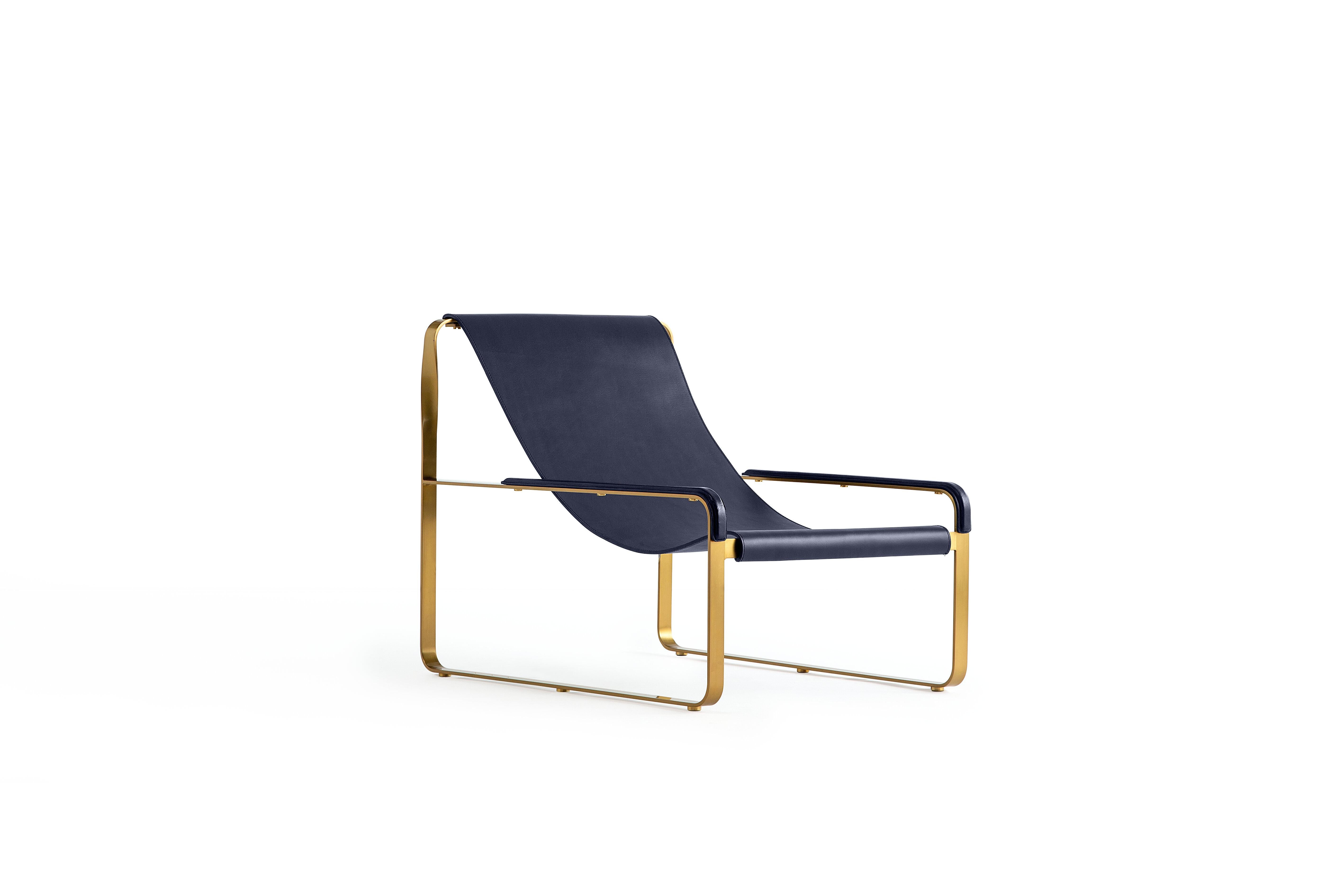 Satz  Artisan Chaise Lounge & Fußhocker aus gealtertem Messing, Stahl und marineblauem Leder (Moderne) im Angebot