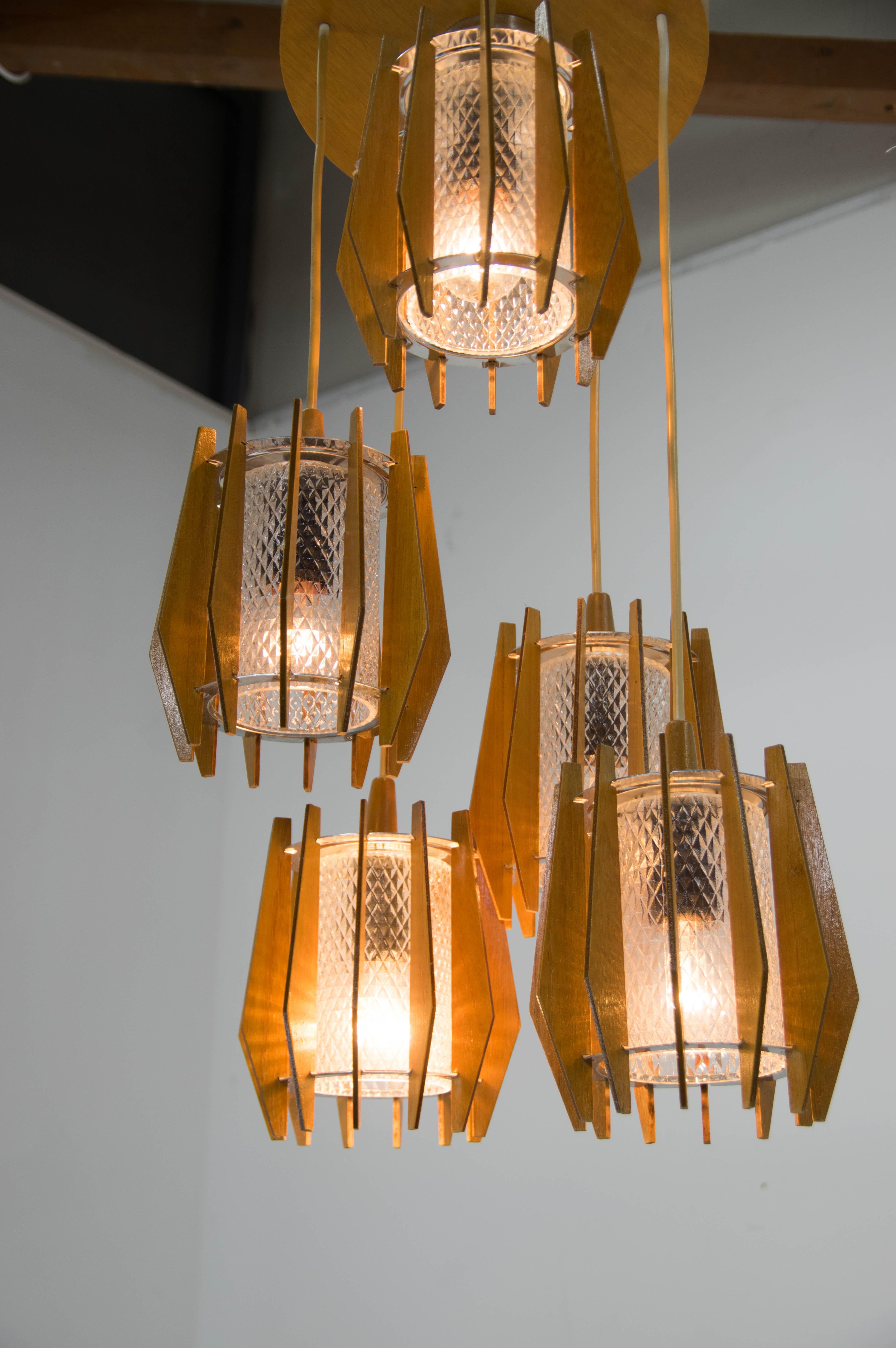Set di lampadario e lampada da parete di Drevo Humpolec, 1970 in vendita 1