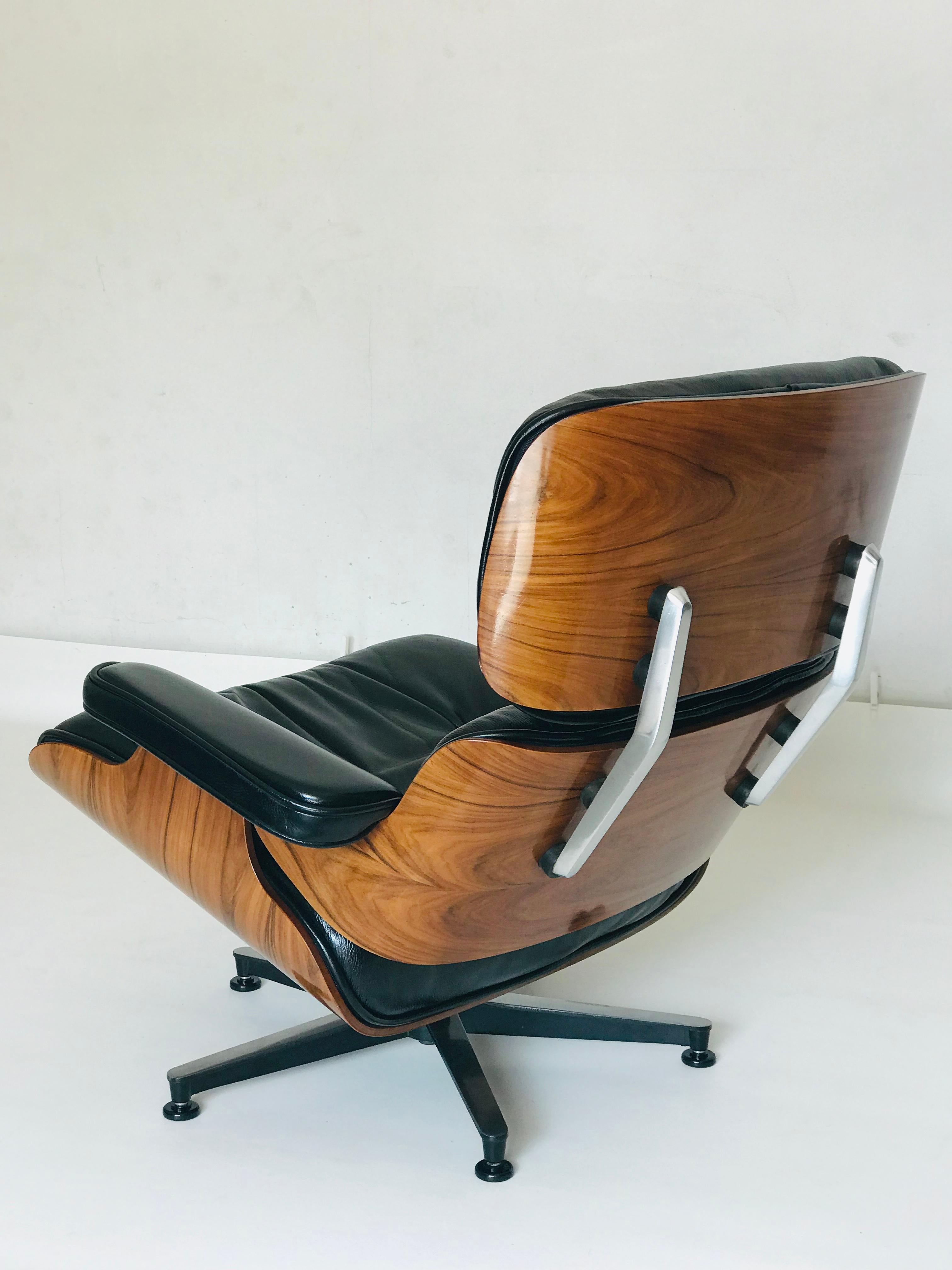 Set of Charles Ray Eames Lounge Chair and Ottoman 670 and 671, Black Leather In Good Condition For Sale In Ceske Mezirici, CZ