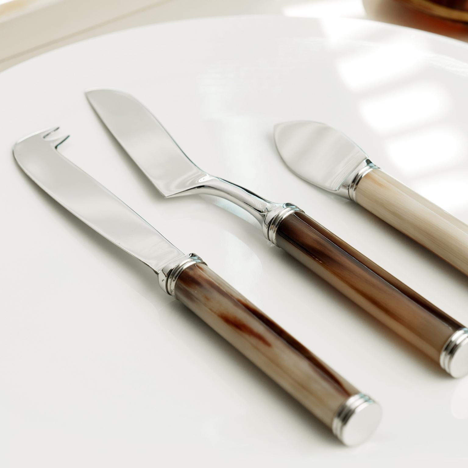 Designed with both form and function in mind, this set of knives is composed of three specific tools to cut hard, semi-hard and soft cheeses and to spread butter. Each knife features a durable blade in stainless steel and it is distinguished by an