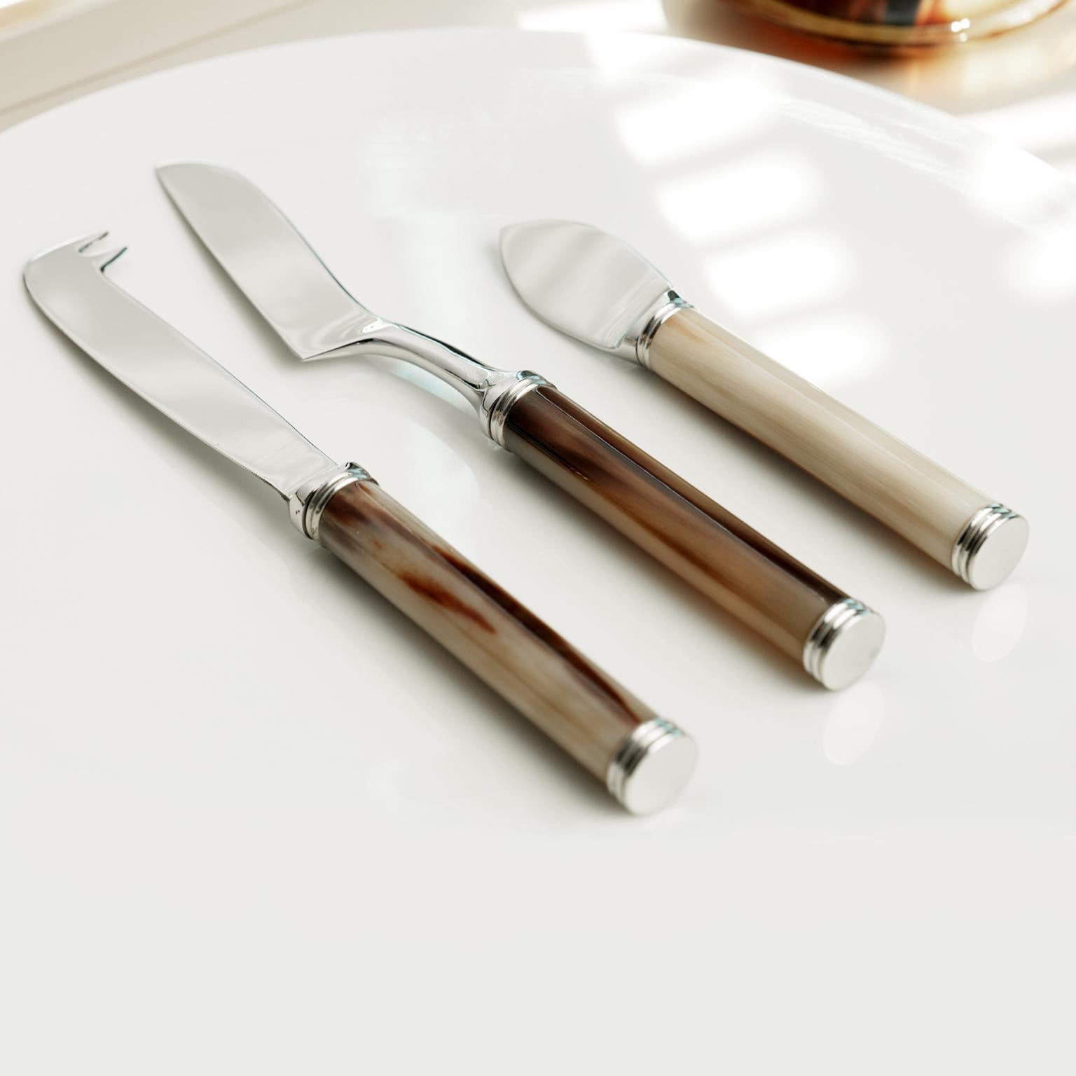 Contemporary Set of Cheese Knives and Butter Spreader in Corno Italiano and Stainless Steel For Sale