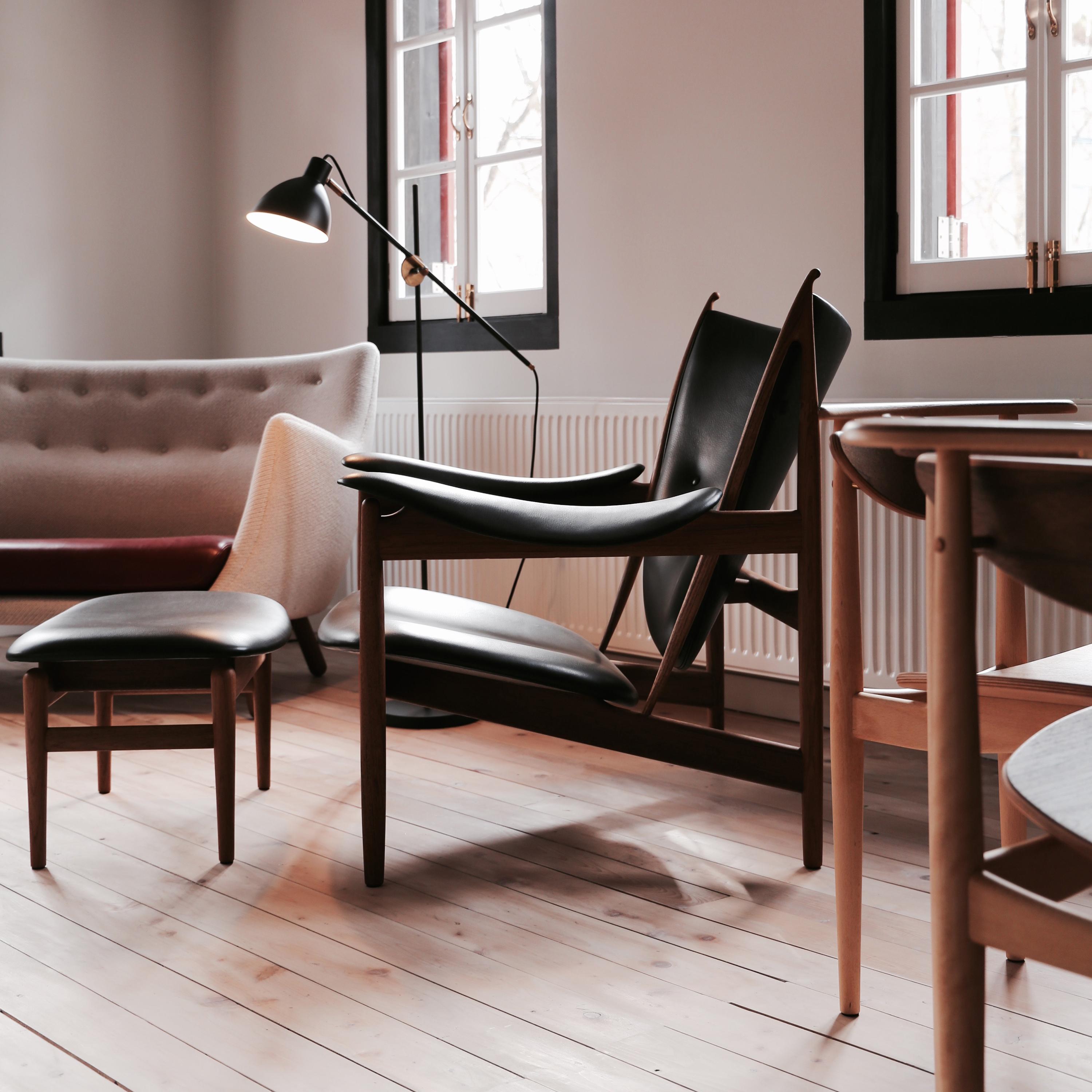 Set of Chieftain Armchair and Chieftain Stool in Wood and Leather by Finn Juhl 5