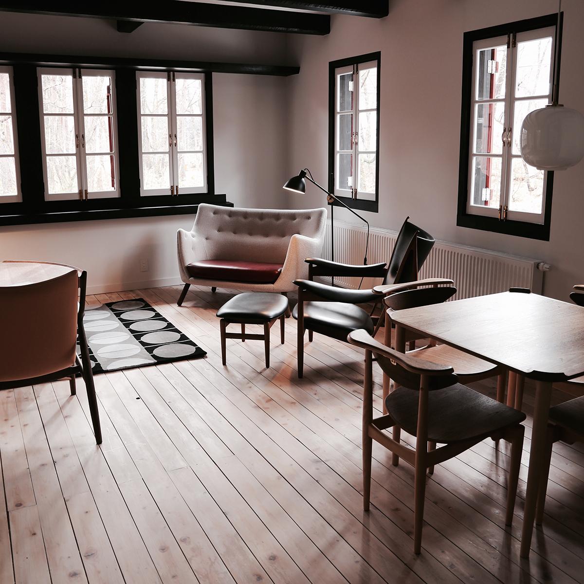Set of Chieftain Armchair and Chieftain Stool in Wood and Leather by Finn Juhl 7