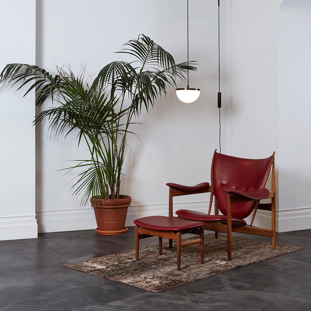 Set of Chieftain Armchair and Chieftain Stool in Wood and Leather by Finn Juhl In New Condition In Barcelona, Barcelona