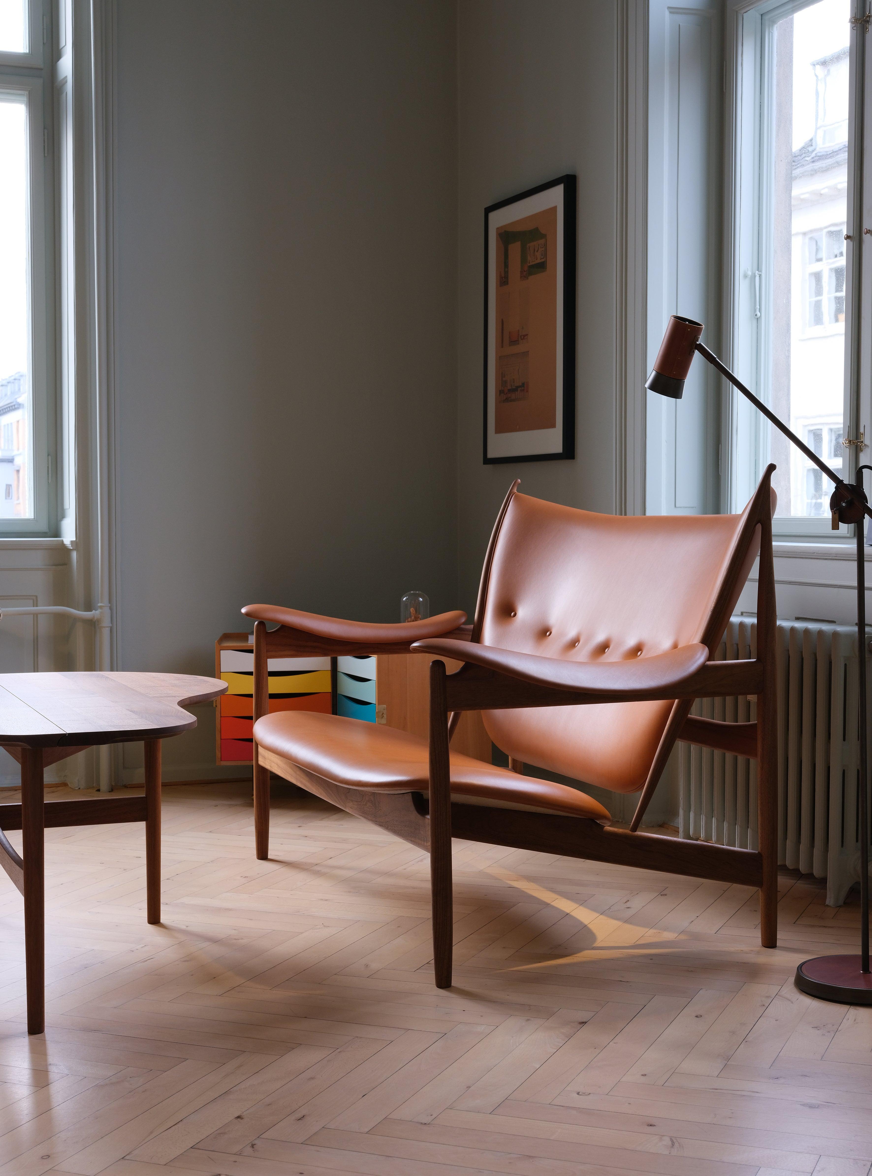 Set of Chieftain Sofa Couch and Chieftain Stool in Wood and Leather by Finn Juhl In New Condition In Barcelona, Barcelona