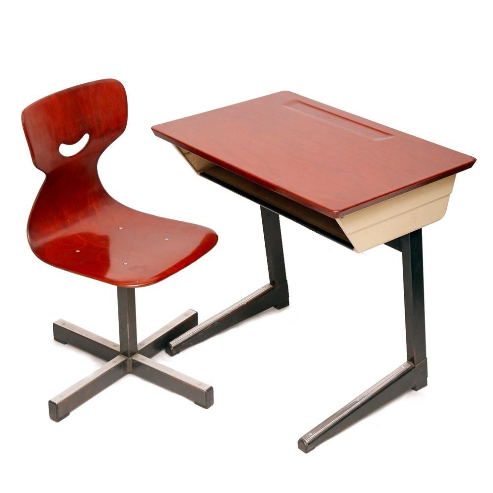 A decent set consisting of a school bench / desk and a chairs of a well-known German brand (Elmar Flototto) with practically indestructible bent plywood. One for children, one for parent.
The whole creates a great set for a four-year-old. The
