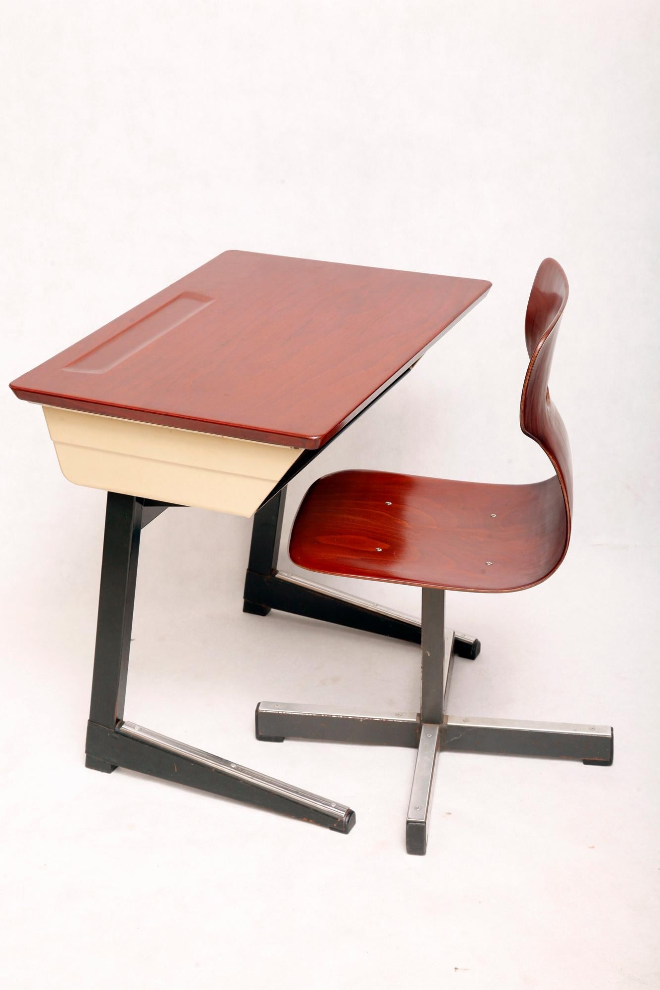 Set of Children Desk or School Bench with Two Flototto Chairs, Germany, 1970s (Moderne der Mitte des Jahrhunderts) im Angebot