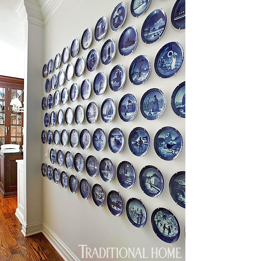 Perfect for interior wall decoration. We offer sets of 18th century Chinese blue and white plates. Available in every quantity needed. The selection in the pictures might not be available due to stock changes, but we have around 100 Chinese blue and