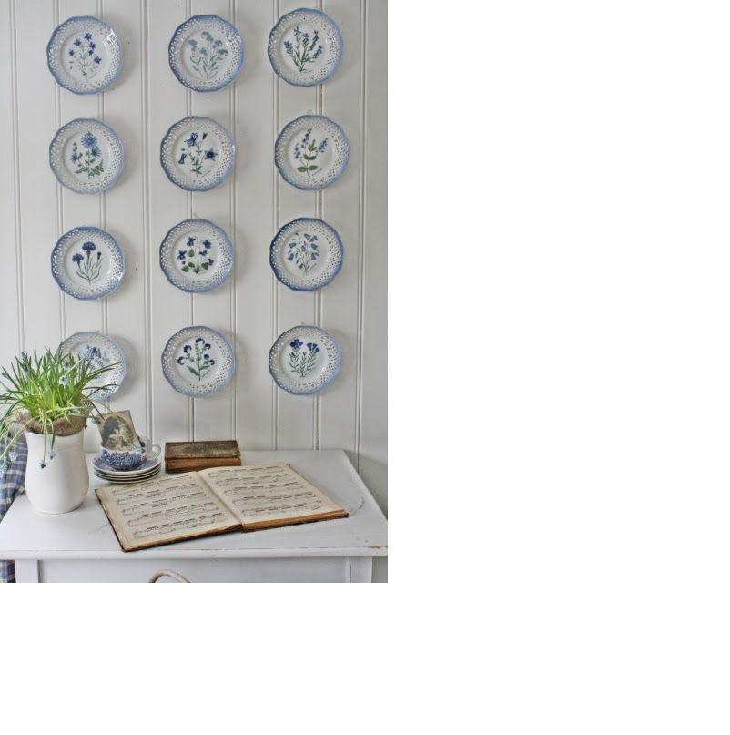 Perfect for interior wall decoration. We offer sets of 18th century Chinese blue and white plates. Available in every quantity needed. The selection in the pictures might not be available due to stock changes, but we have around 100 Chinese blue and
