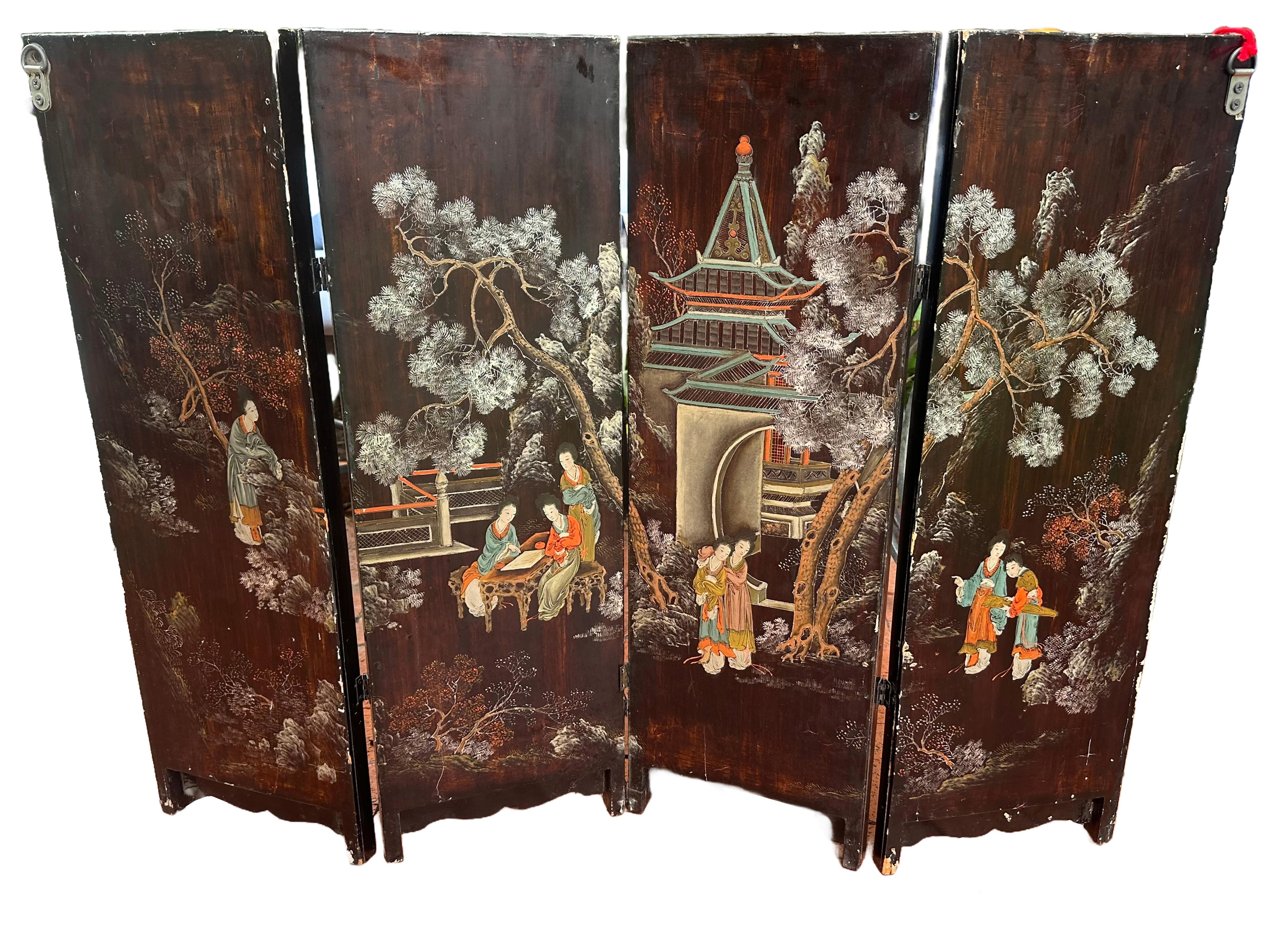 Magnifique ensemble de quatre paravents peints en laque chinoise. La face avant comprend des vases et des fleurs en perles incrustées et un ensemble de quatre personnages en pierre dure sur chacun d'eux. Le verso (indiqué par les anneaux D sur le