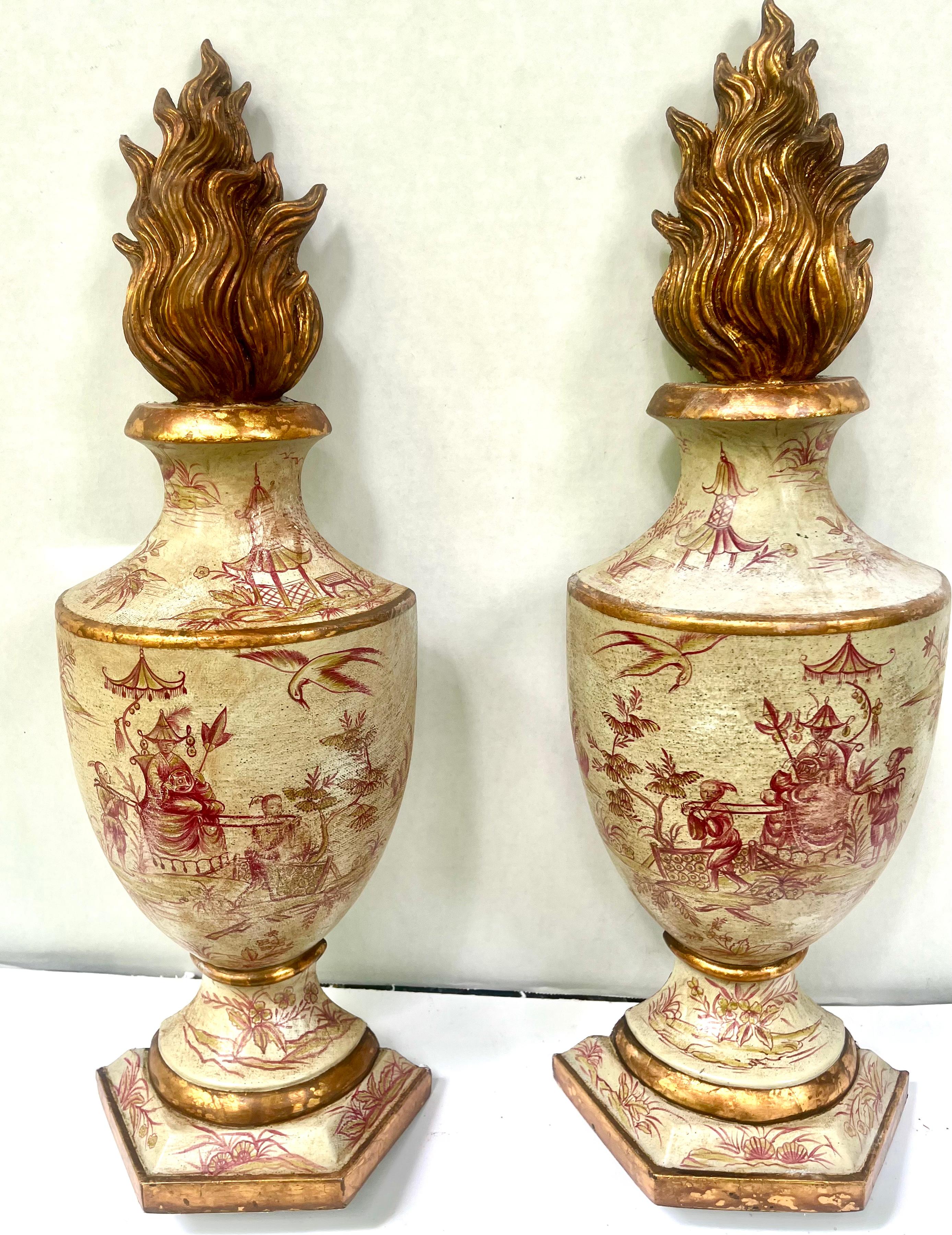 Un'insolita coppia di guarnizioni o appliques da terra o da parete a forma di urna neoclassica. La parte superiore dell'urna è a forma di fiamma dorata. Il fondo è dipinto di crema con decorazioni a cineserie e finiture dorate. 

L'usura e lo