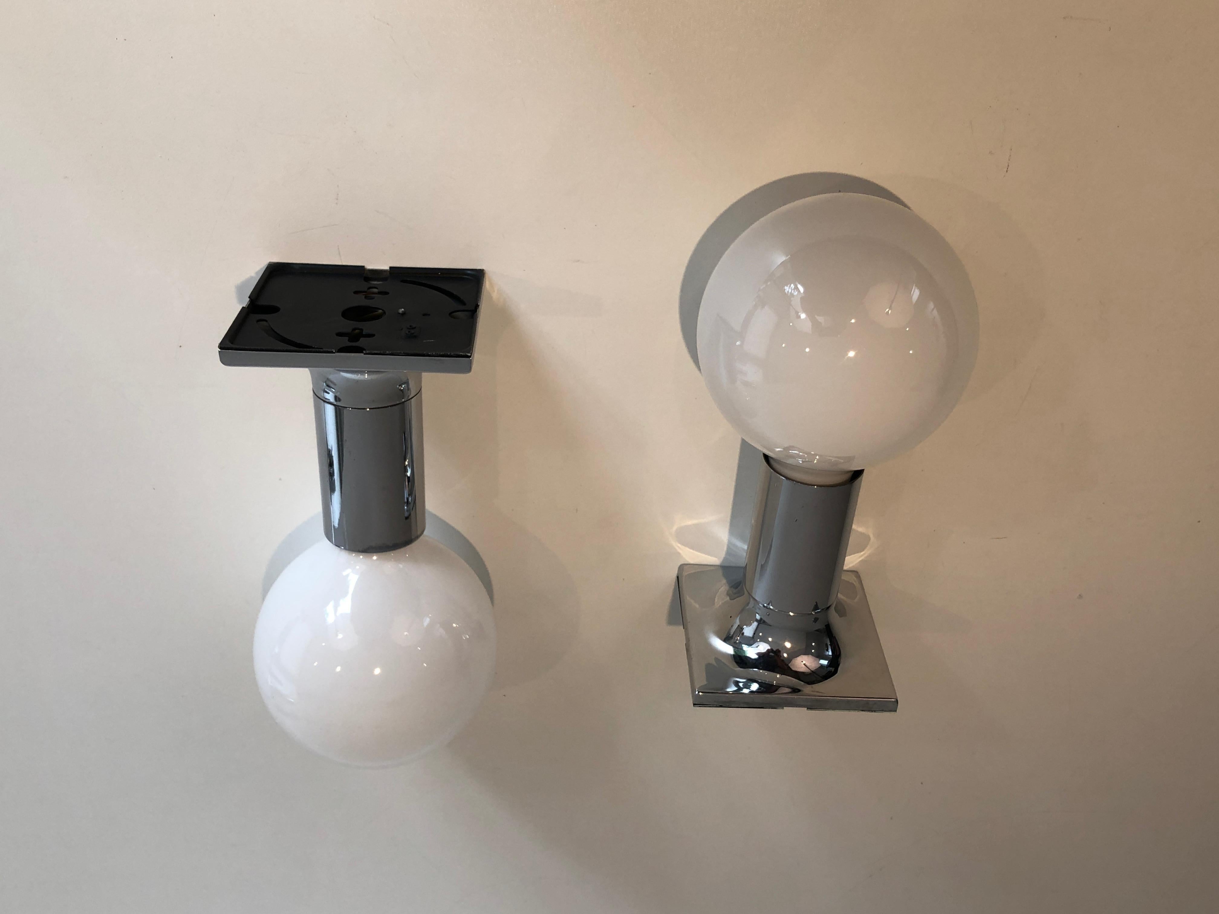 Ensemble d'appliques ou de luminaires à bols en verre opalin blanc et chrome en vente 1