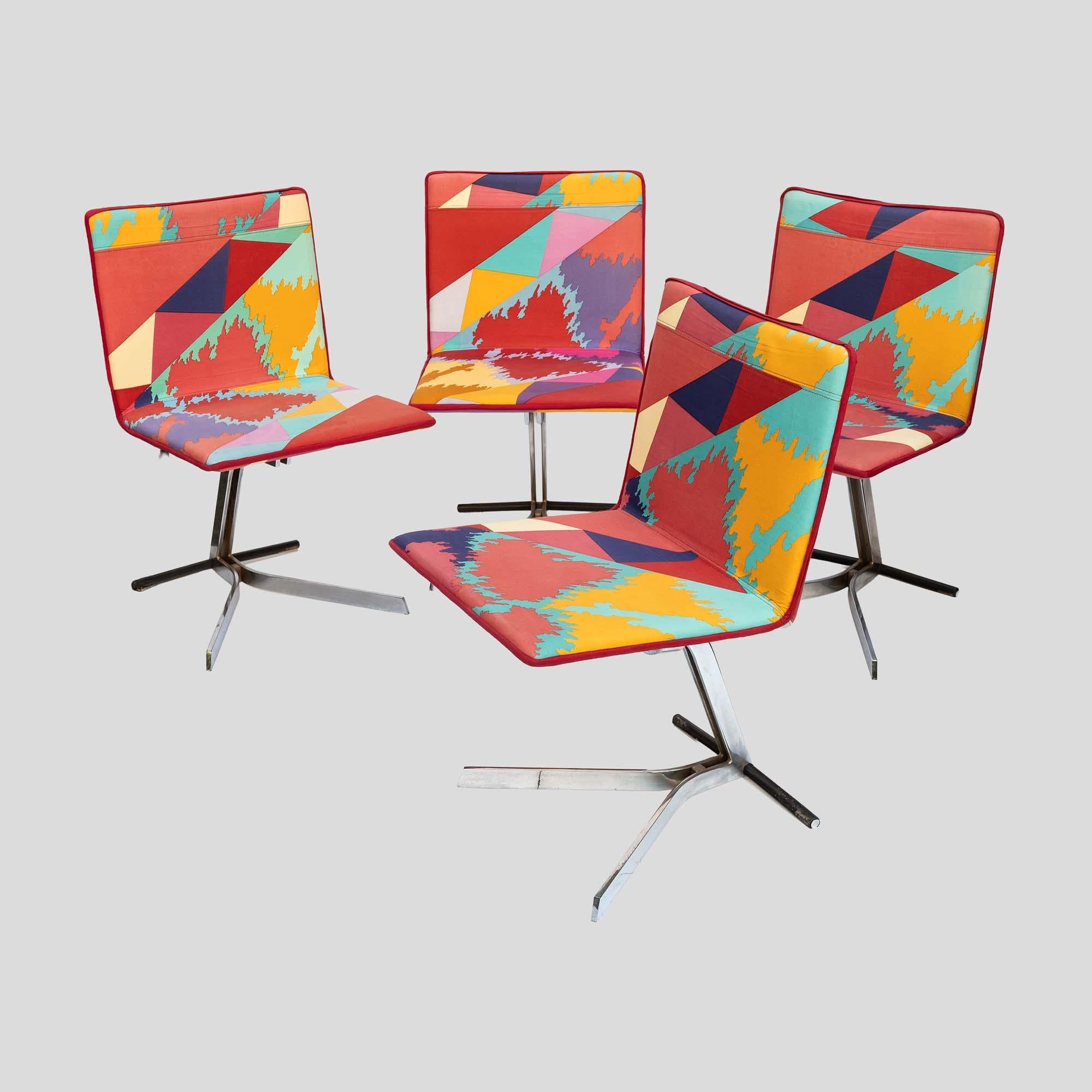 Un set di quattro sedie da pranzo degli anni '70, disegnate da Saporiti Italia. 
Le eleganti strutture in metallo cromato sono abbinate ai rivestimenti originali in tessuto Missoni, che mostrano gli audaci disegni e colori che definiscono il design